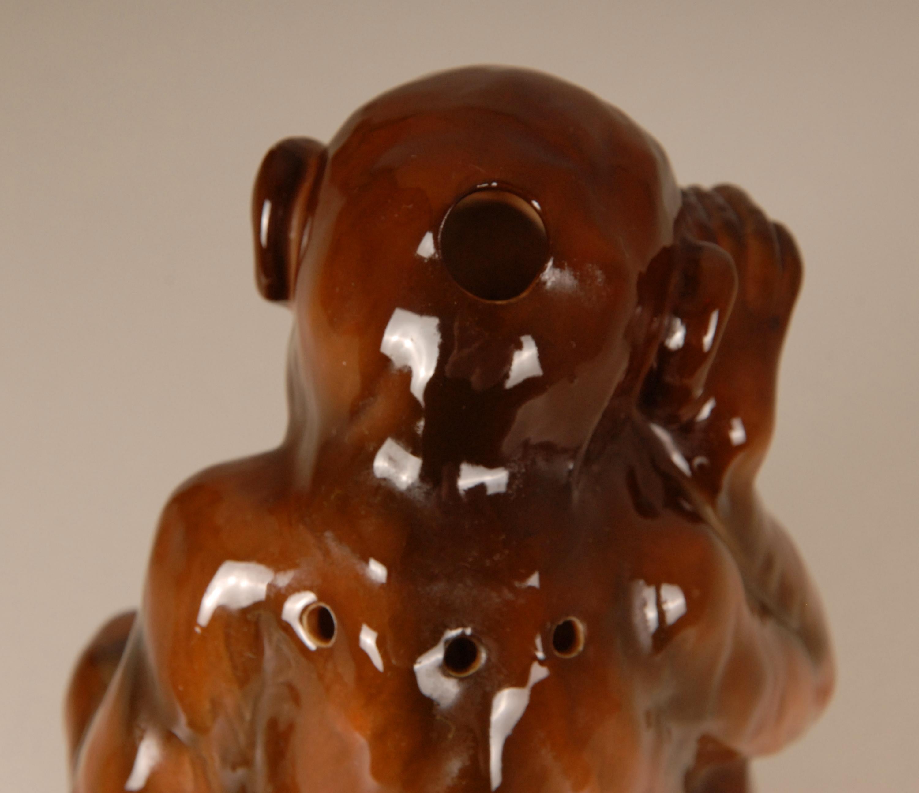 20ième siècle Lampe de table Art Déco Ape Perfume Figural en céramique allemande Oeils en verre gobelet en vente