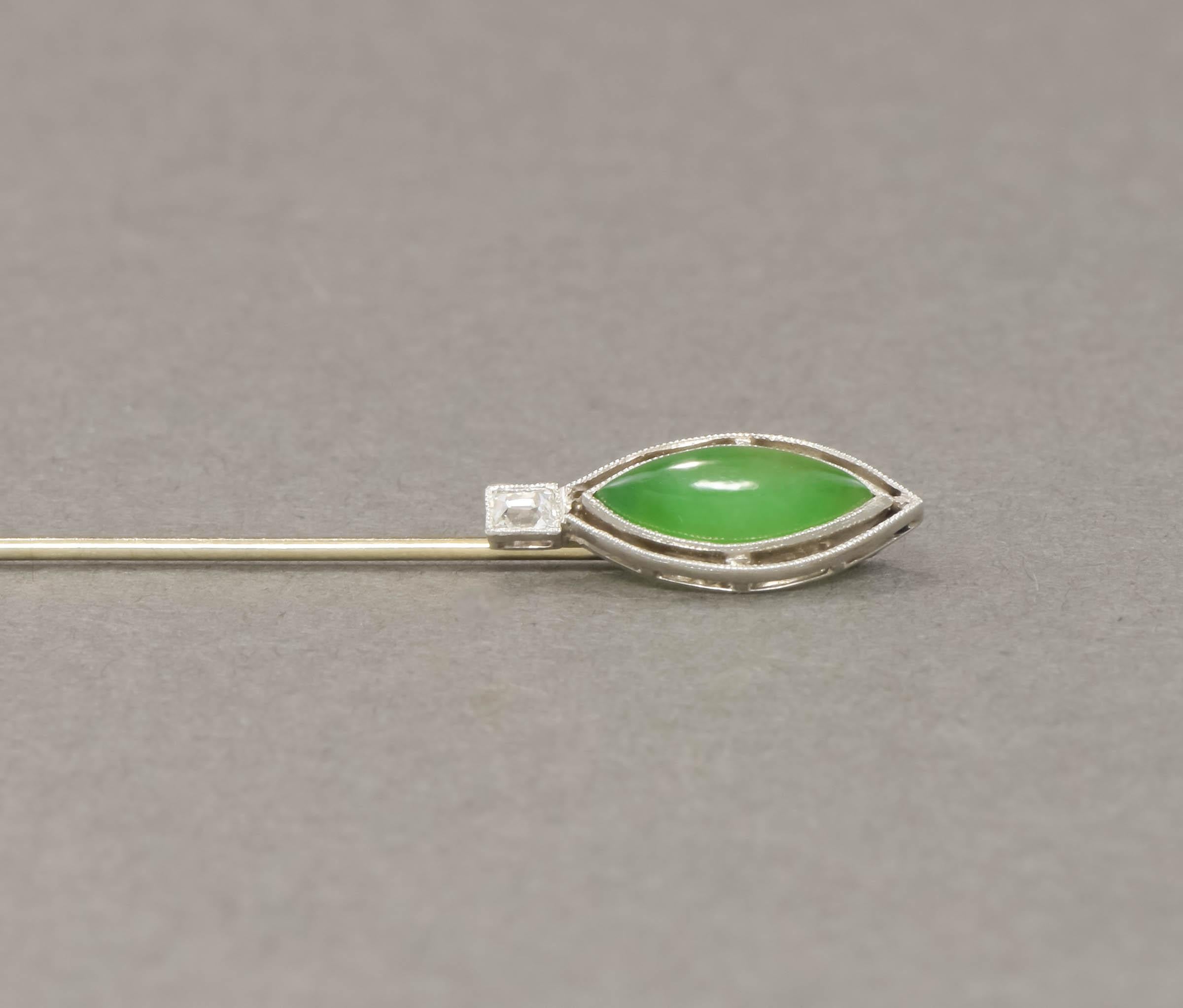 Art Deco Apfelgrüne Jade Diamant Stick Pin - Cravat Pin aus Platin & 18K Gold (Art déco) im Angebot