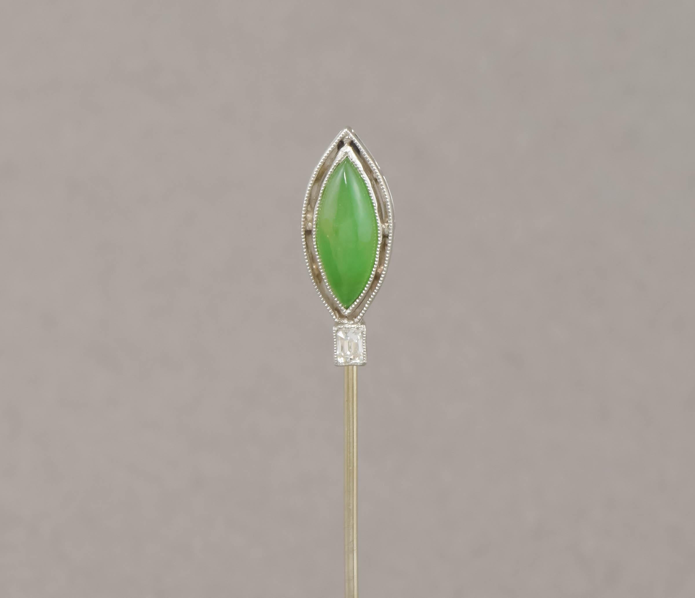 Art Deco Apple Green Jade Diamond Stick Pin - Cravat Pin in Platinum & 18K Gold In Good Condition For Sale In Danvers, MA