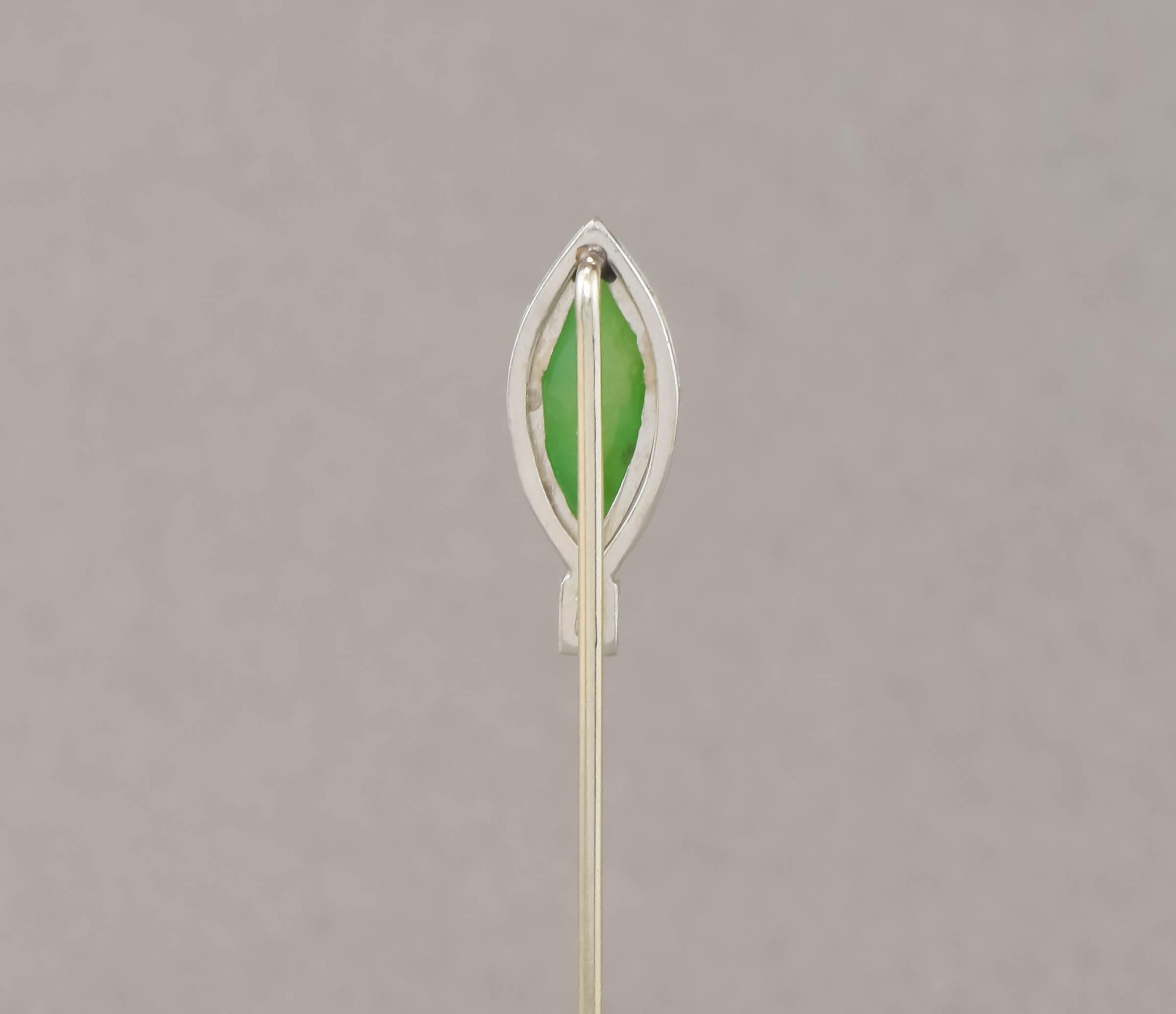 Art Deco Apple Green Jade Diamond Stick Pin - Cravat Pin in Platinum & 18K Gold For Sale 1
