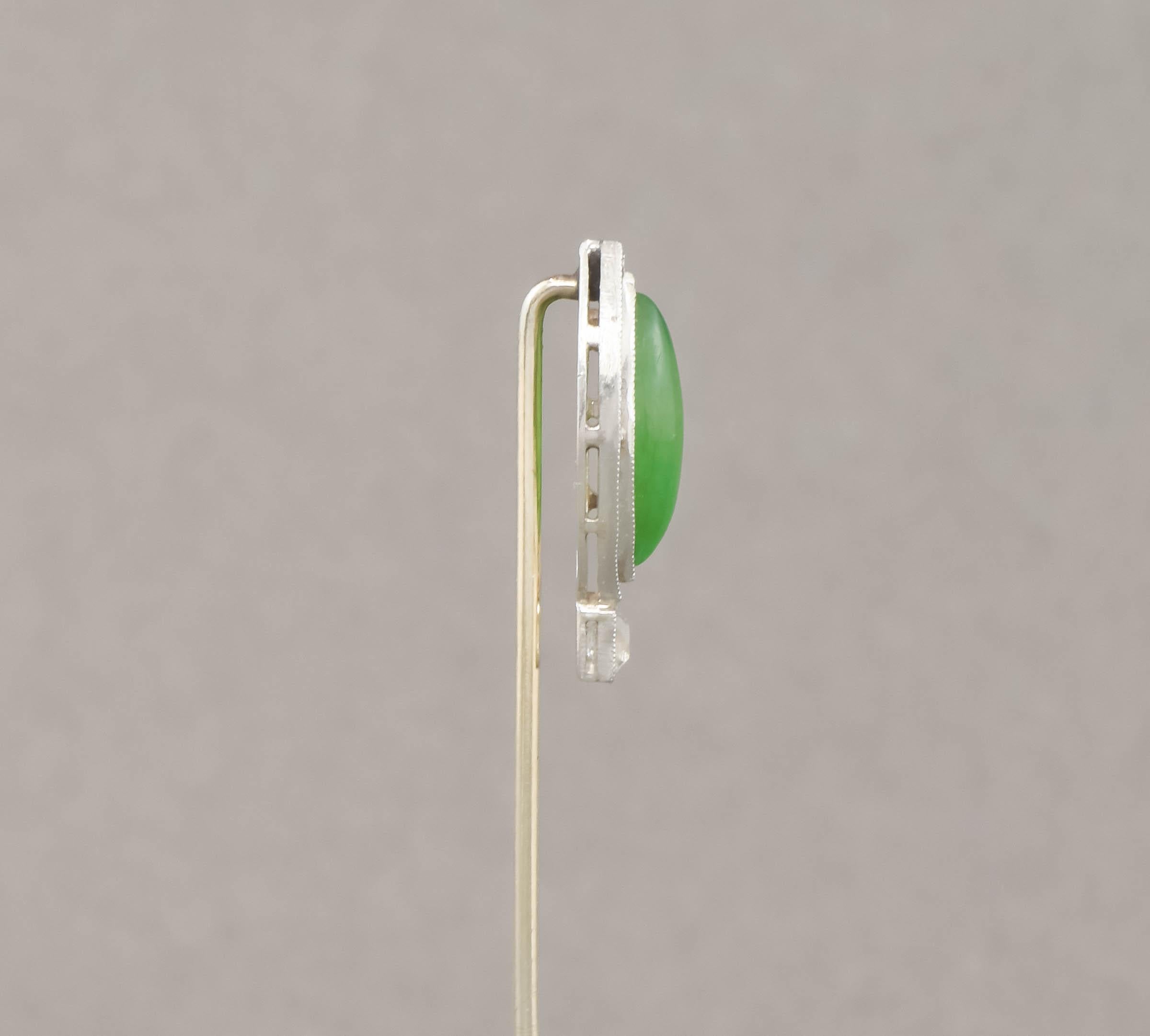 Art Deco Apple Green Jade Diamond Stick Pin - Cravat Pin in Platinum & 18K Gold For Sale 2