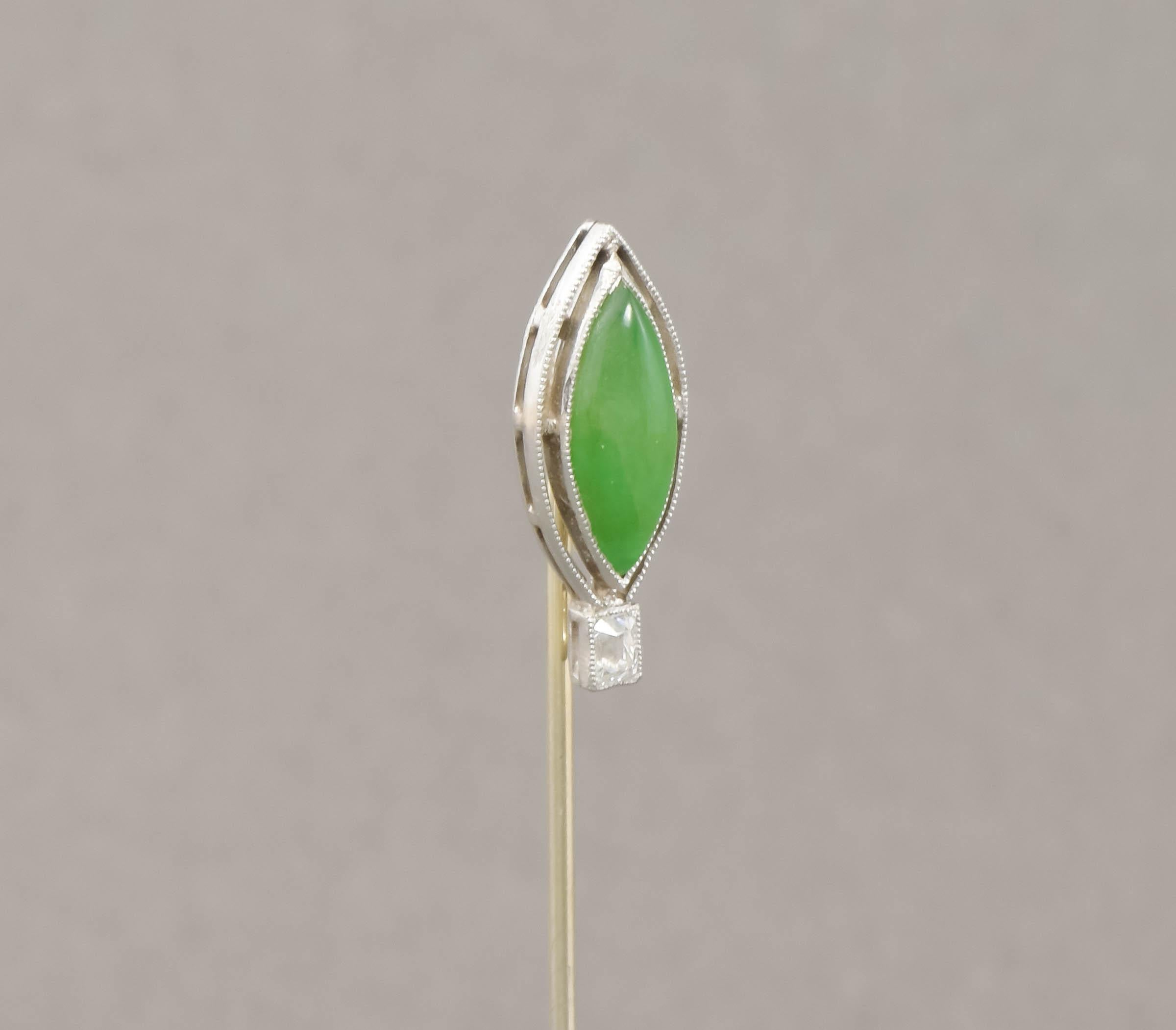 Art Deco Apple Green Jade Diamond Stick Pin - Cravat Pin in Platinum & 18K Gold For Sale 3