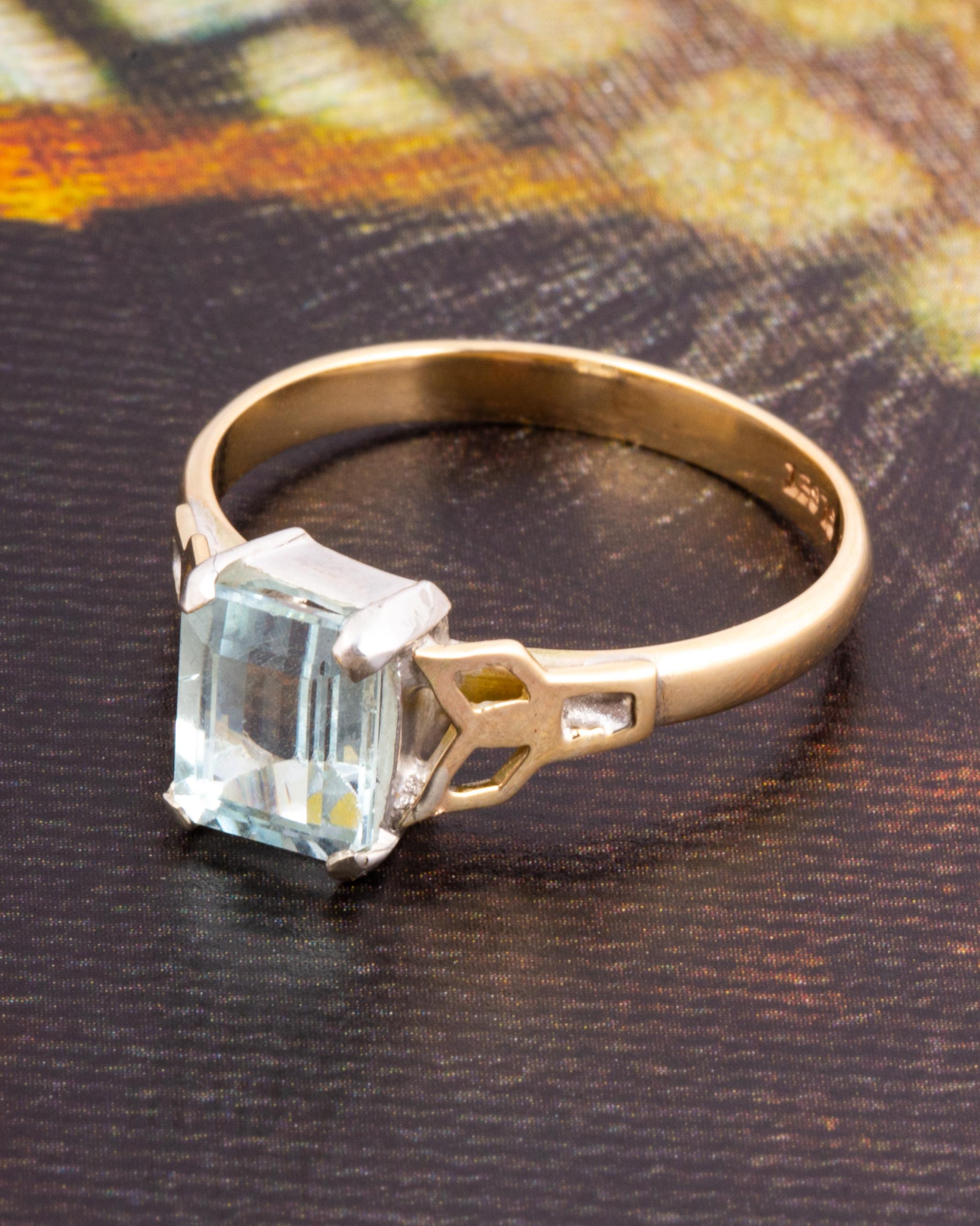 Art Deco Aqua and 9 Carat Gold Solitaire Ring In Good Condition In Chipping Campden, GB