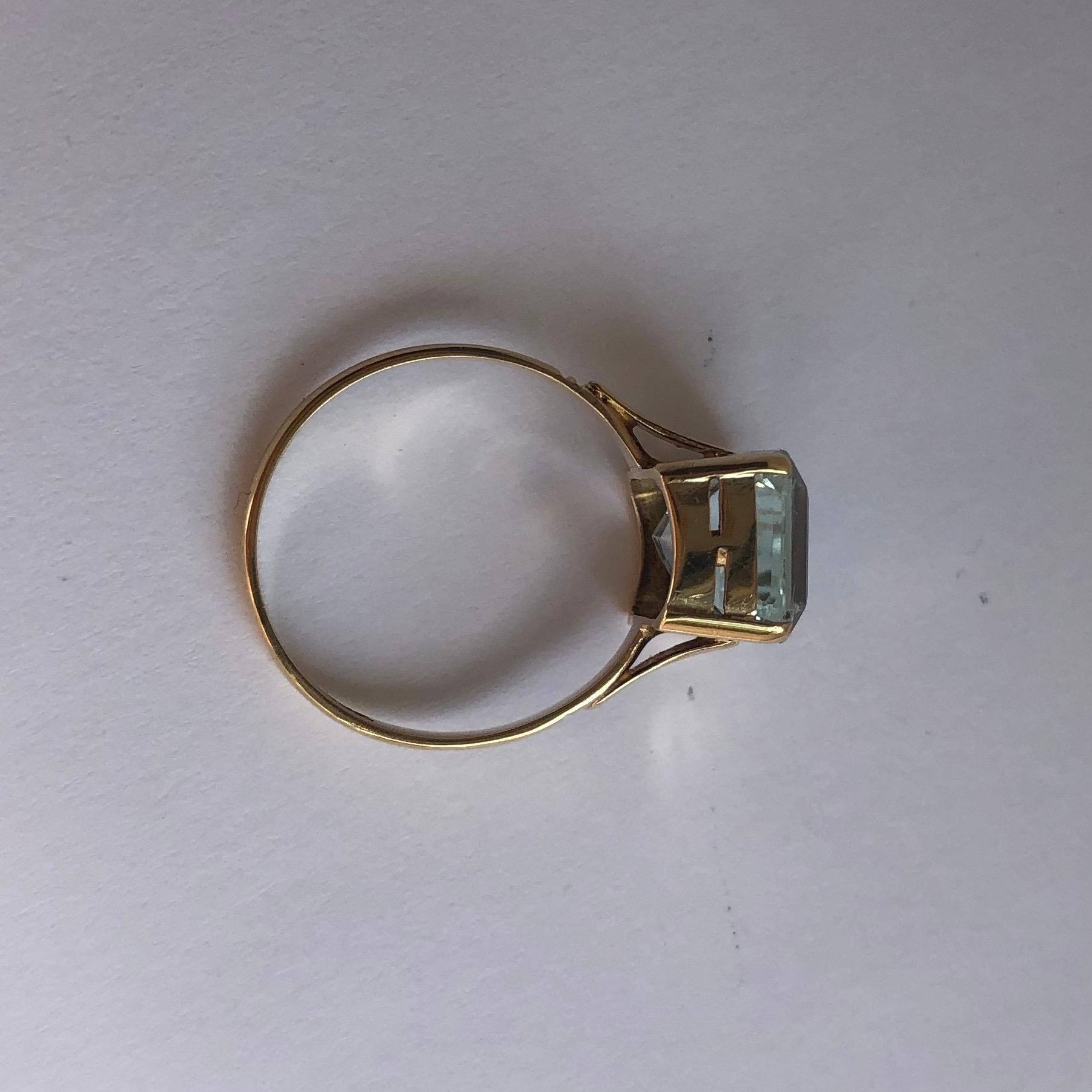Women's or Men's Art Deco Aqua and 9 Carat Gold Solitaire Ring