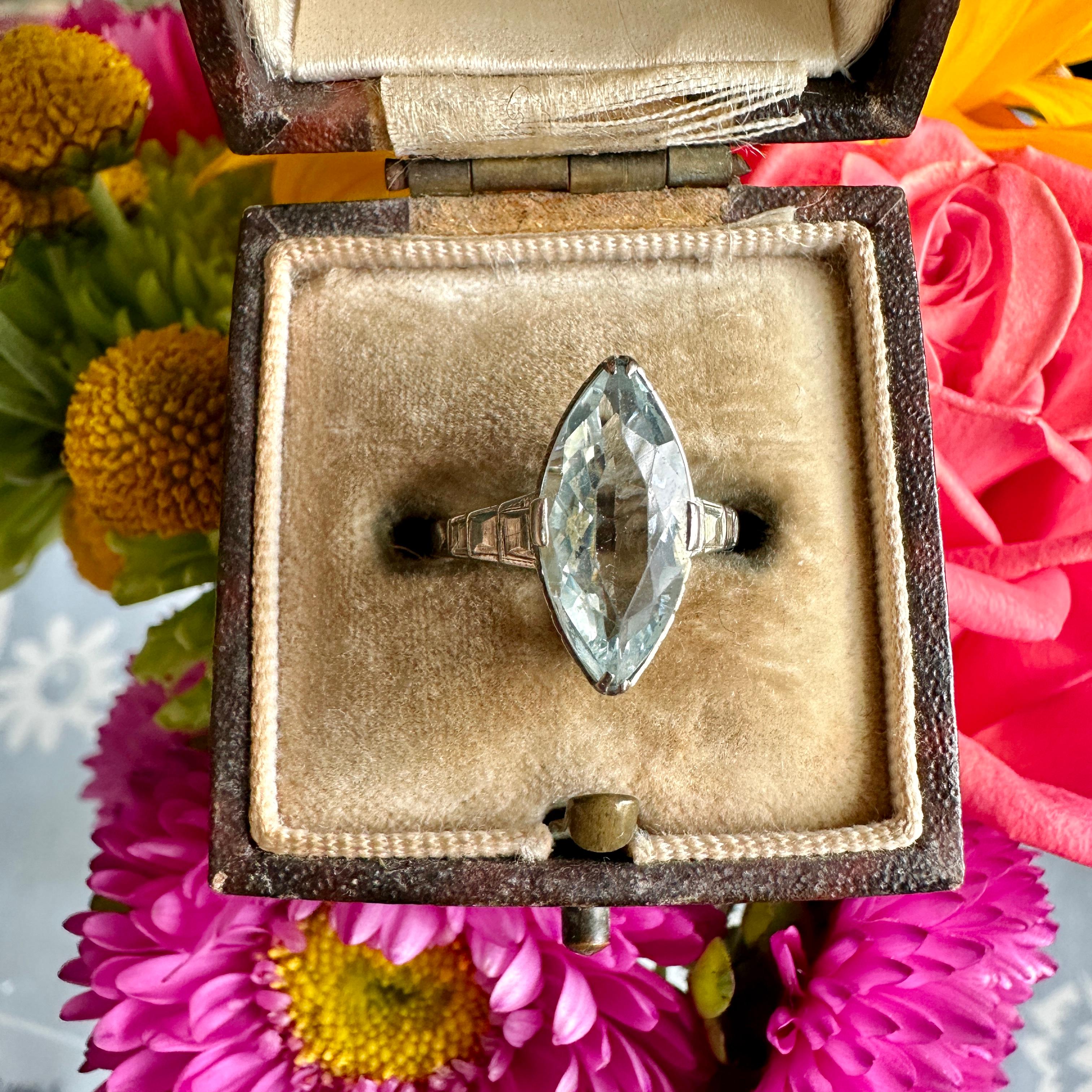 Einzelheiten:
Ein sehr süßer Art Deco Ring im Marquise-Schliff! Dieser schöne und feminine Aquamarinring aus 14-karätigem Weißgold aus der Art-Déco-Periode ist ein schöner Ring, der jede Sammlung bereichert! Die Schultern des Rings sind mit einer