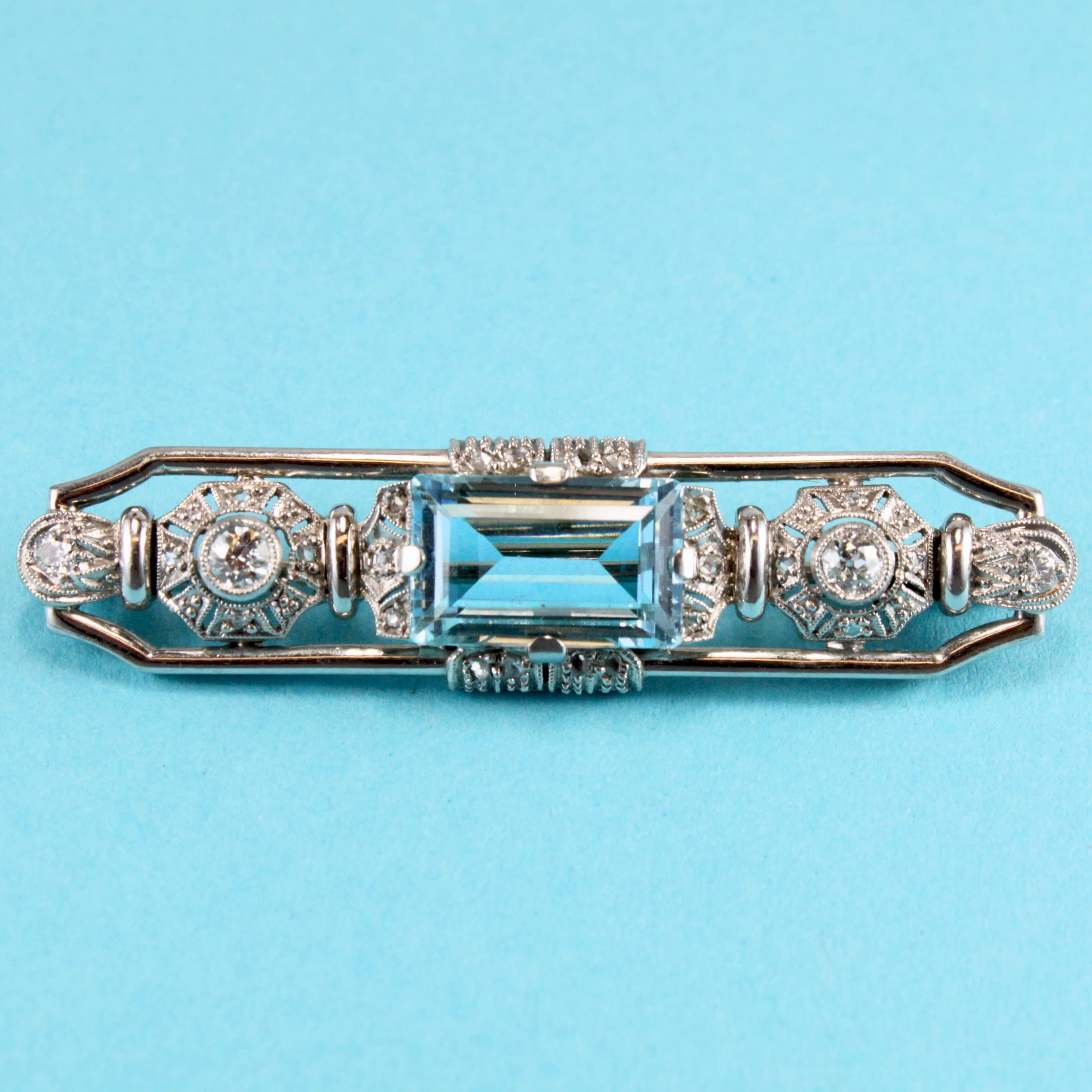 Women's or Men's White Gold Art Deco Aquamarine and Diamond Brooch, 1920s