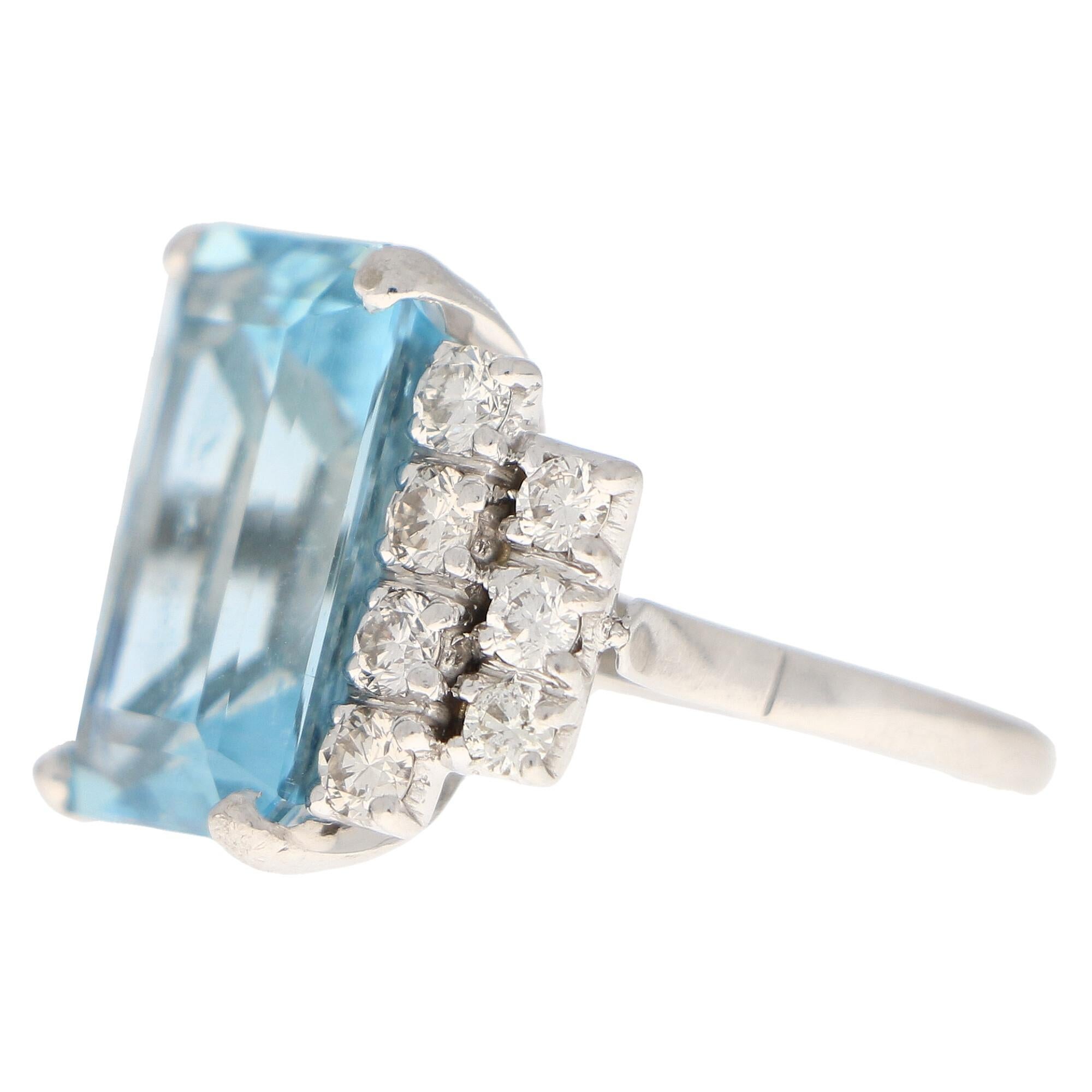 Art Deco Aquamarine and Diamond Cocktail Ring Set in 18 Karat White Gold In Good Condition In London, GB