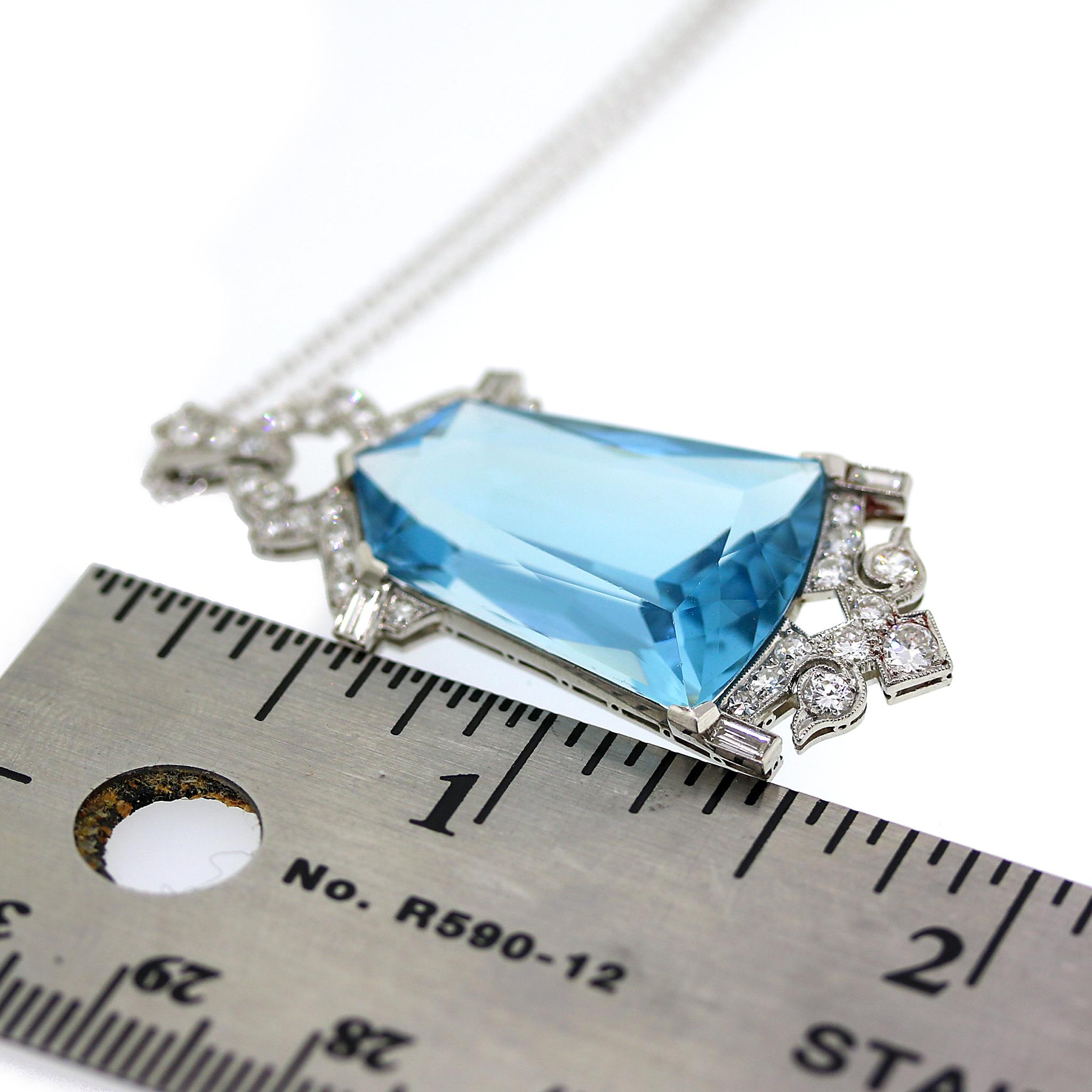 Art Deco Aquamarine and Diamond Pendant Necklace For Sale 3