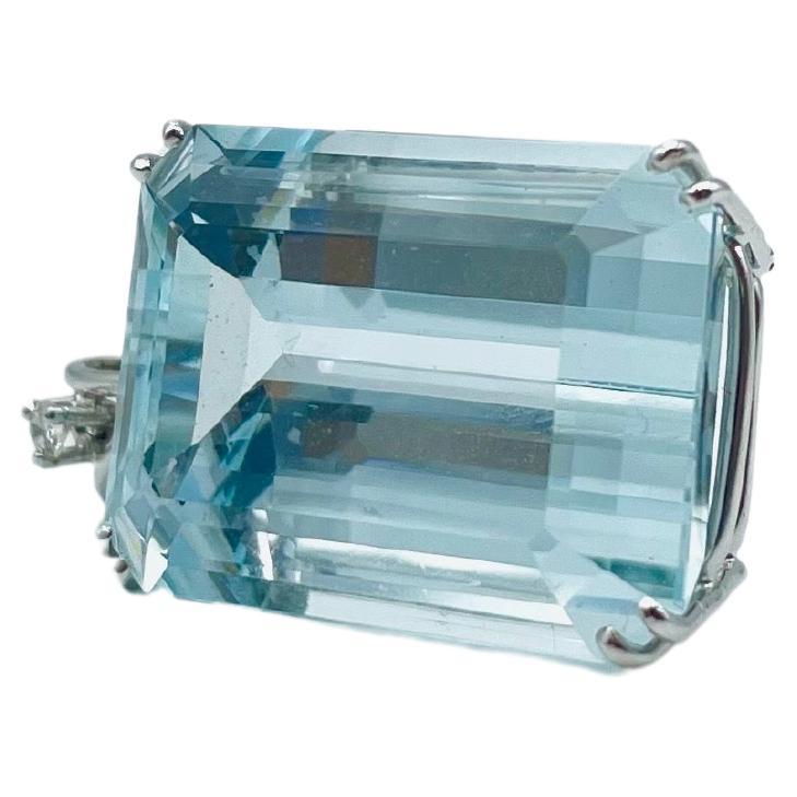 Art Deco aquamarine ca.12ct bagutte cut pendant with a diamond In Good Condition For Sale In Berlin, BE