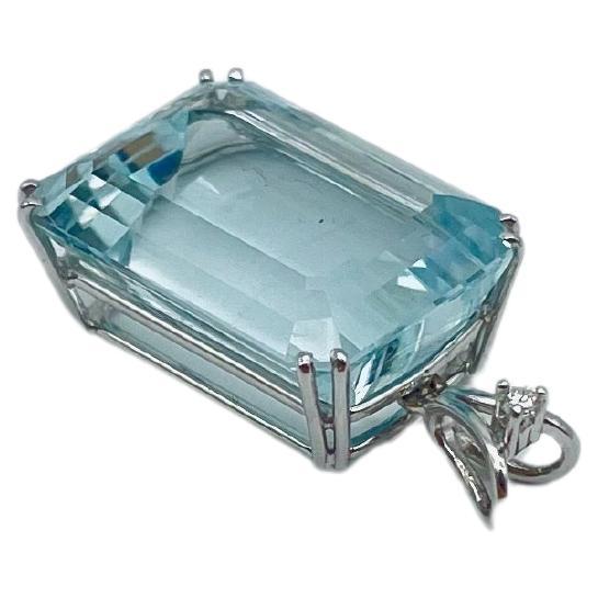 Art Deco aquamarine ca.12ct bagutte cut pendant with a diamond For Sale 3