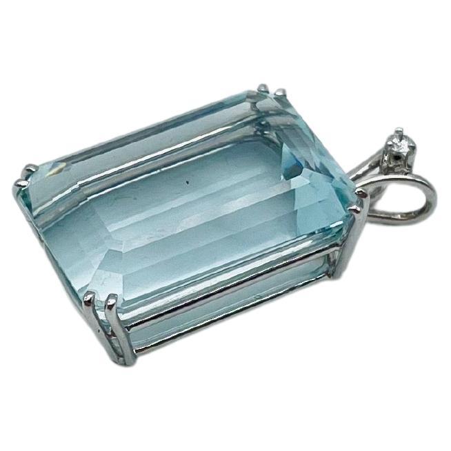 Art Deco aquamarine ca.12ct bagutte cut pendant with a diamond For Sale 4