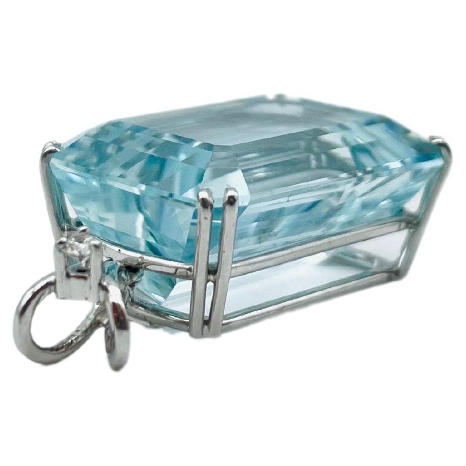 Art Deco aquamarine ca.12ct bagutte cut pendant with a diamond For Sale