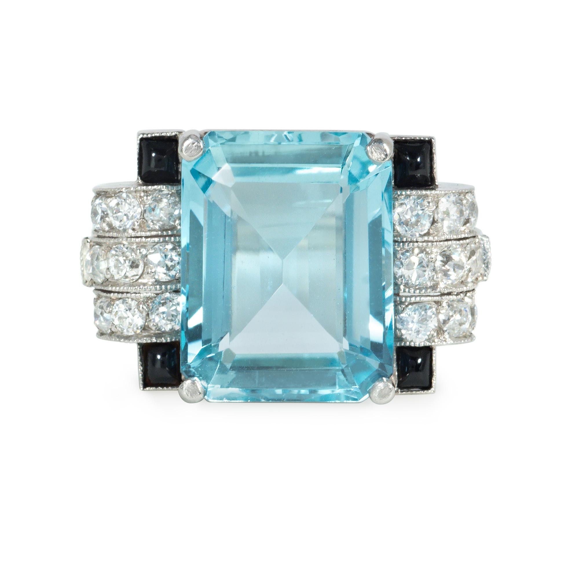 Ein Art-Deco-Aquamarin-, Diamant- und Onyx-Cocktailring. Der große, längliche, achteckige Aquamarin wird von Diamanten flankiert und hat Onyx-Ecken, die mit Diamanten akzentuiert sind.  Atw Aquamarin 6,25 Karat, Atw Diamanten 0,75 Karat

Abmessungen