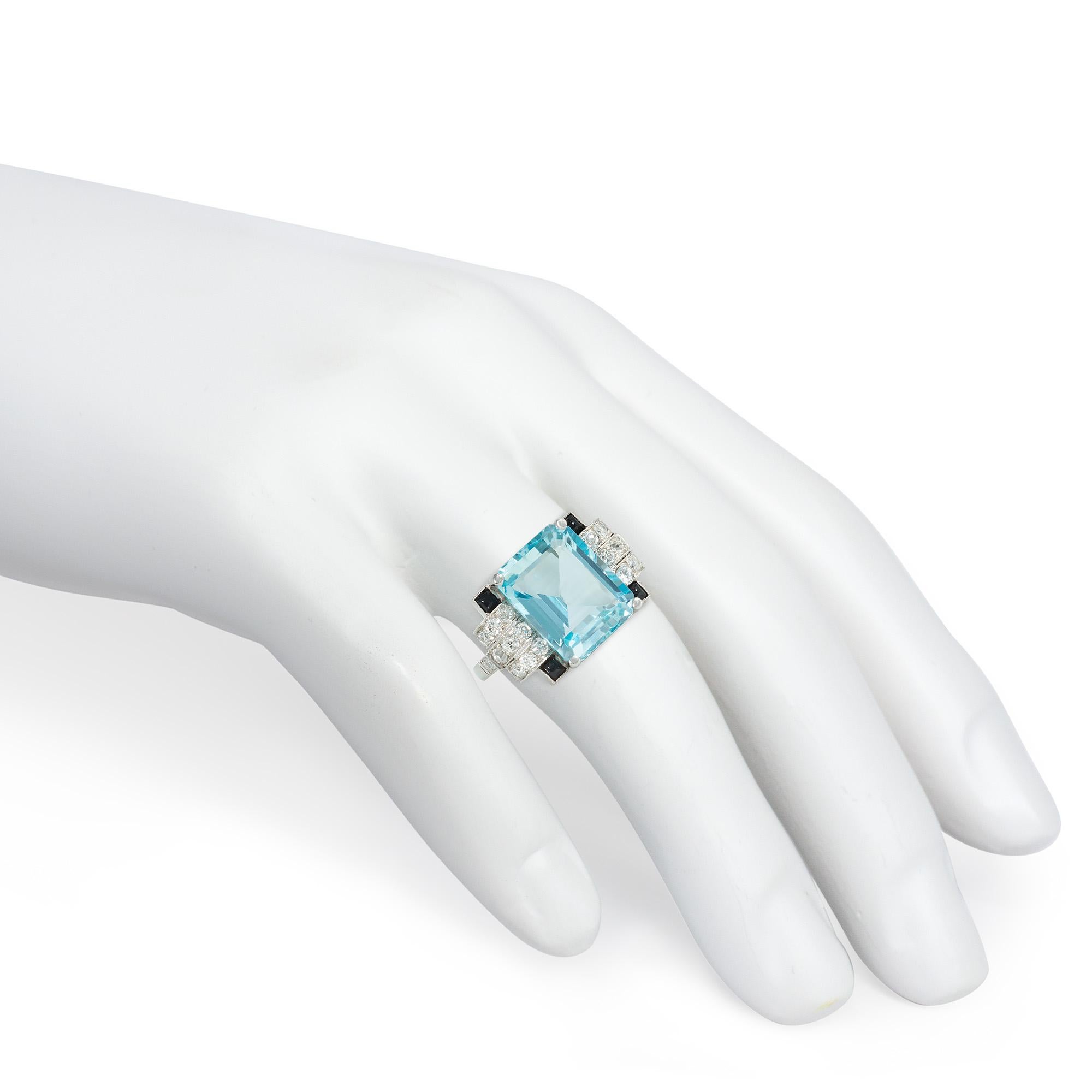 Art Deco Aquamarin Cocktail Ring mit Diamanten und Onyx aus Platin im Zustand „Gut“ im Angebot in New York, NY