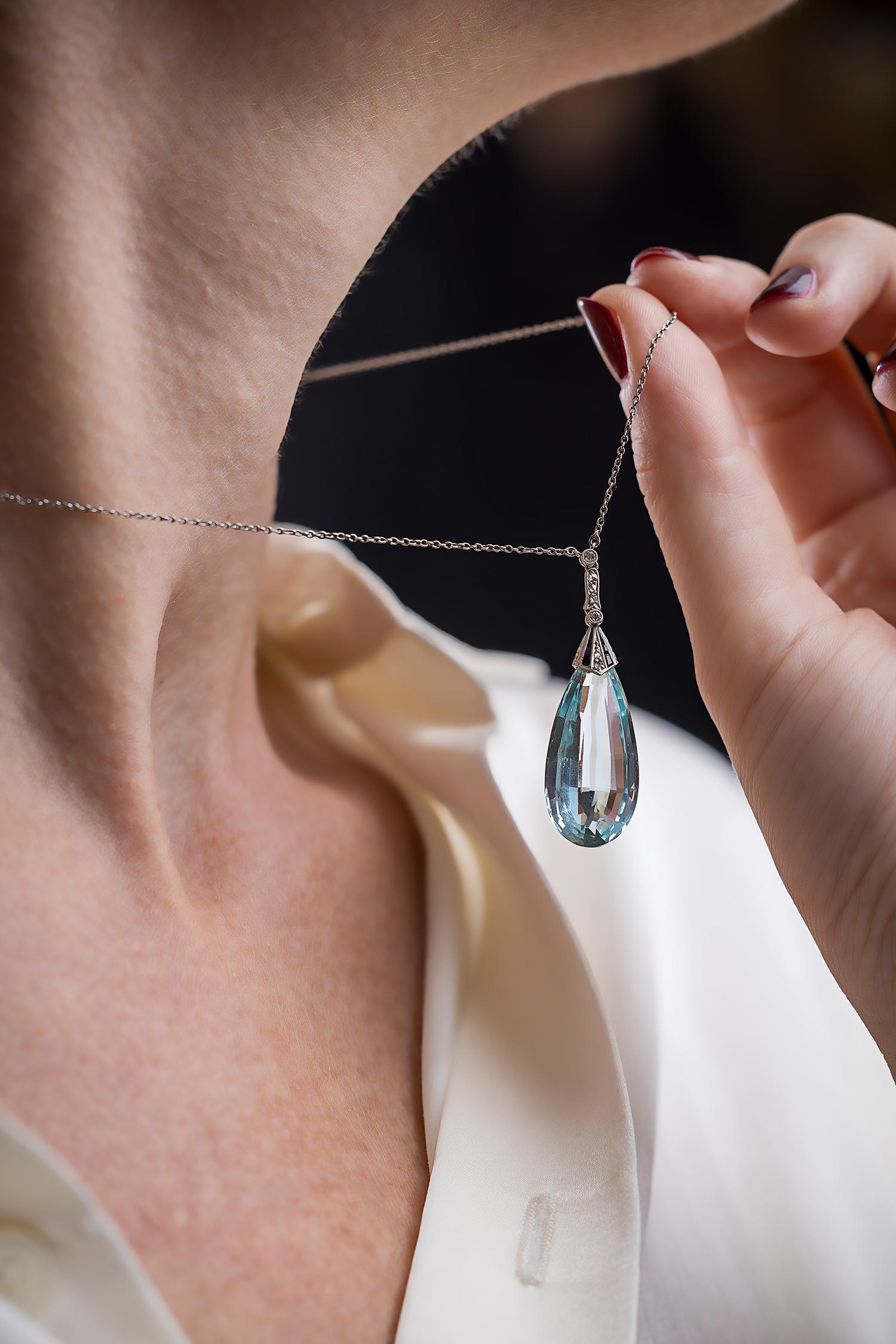 Immerse yourself in our drop of seawater.

Aquamarine & Diamond and onyx pendant.

Height of Aqua approx 2,5cm / 1 inch, 
13mm / 0.05 inch wide.
Total length of pendant 4 cm / 1,57 inch.

On a low carat gold chain approx 46 cm / 18,1 inch long.