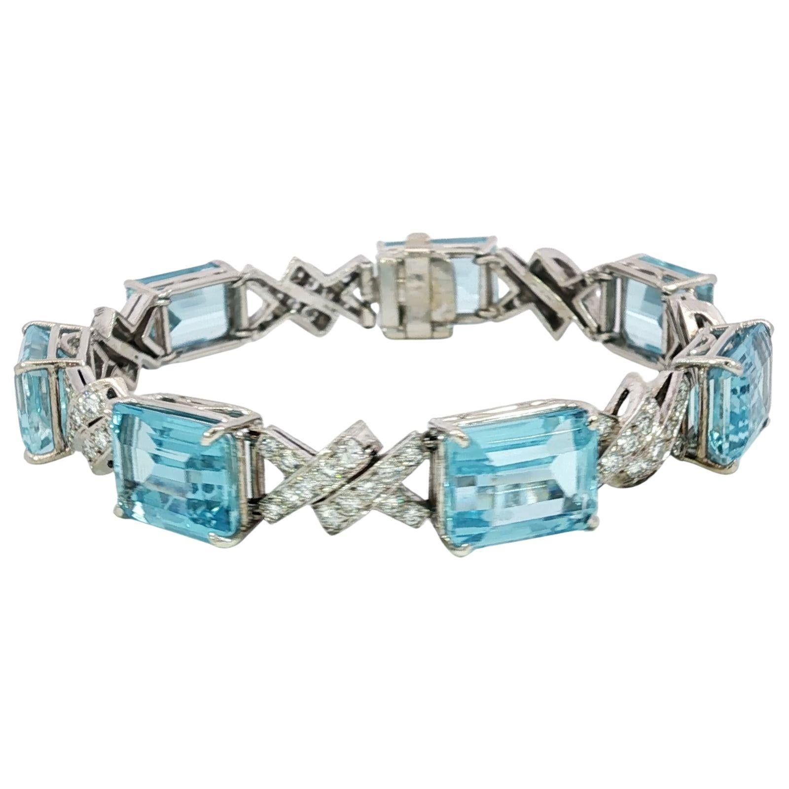 Art Deco Aquamarin-Diamant-Armband ~35,9ctw 14K Weißgold 

Dieses exquisite Armband aus 14-karätigem Gold ist mit einer Reihe von atemberaubenden Aquamarinen im Smaragdschliff verziert, von denen jeder einen fesselnden blauen Farbton verströmt. Die