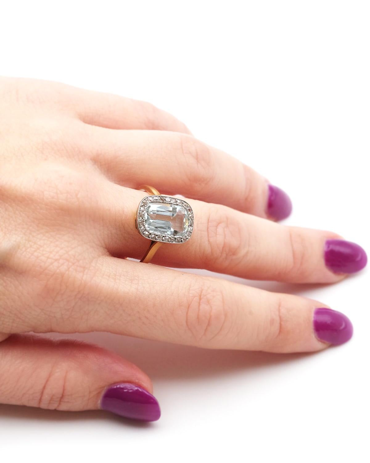 Art-Deco-Aquamarin-Diamant-Cluster-Ring aus 18 Karat Gold und Platin, Trauring (Kissenschliff) im Angebot