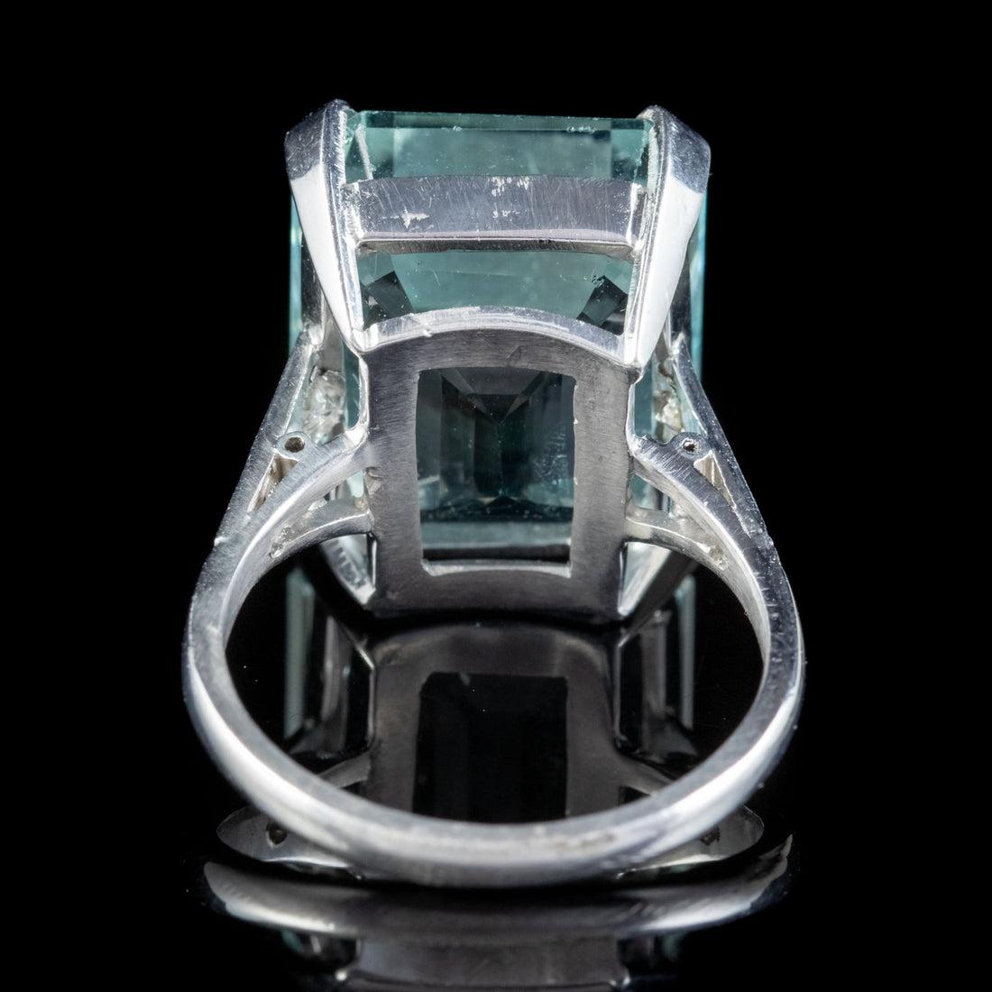 Emerald Cut Art Deco Aquamarine Diamond Cocktail Ring in 18ct White Gold, circa 1930 For Sale