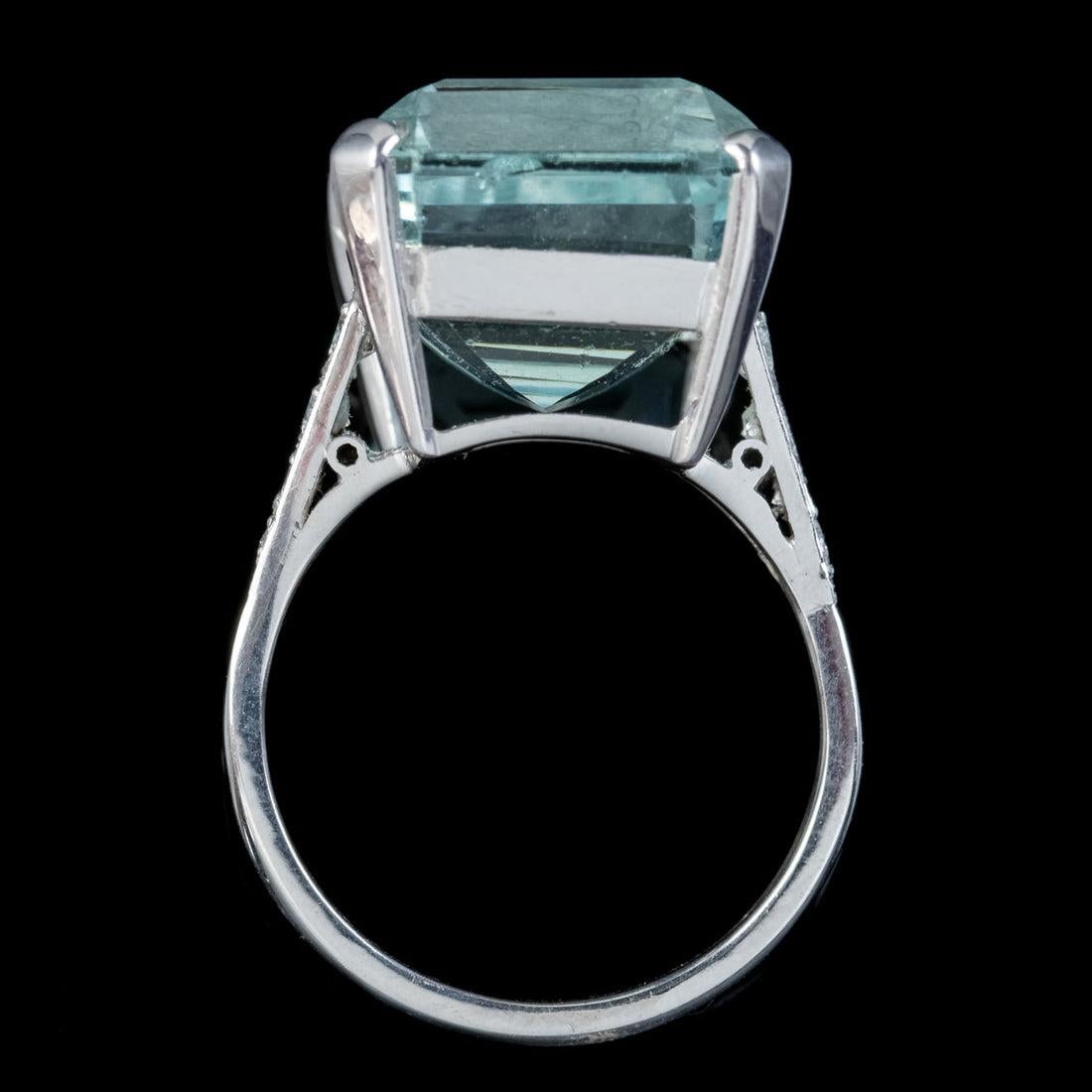 Art Deco Aquamarine Diamond Cocktail Ring in 18ct White Gold, circa 1930 In Good Condition For Sale In Kendal, GB