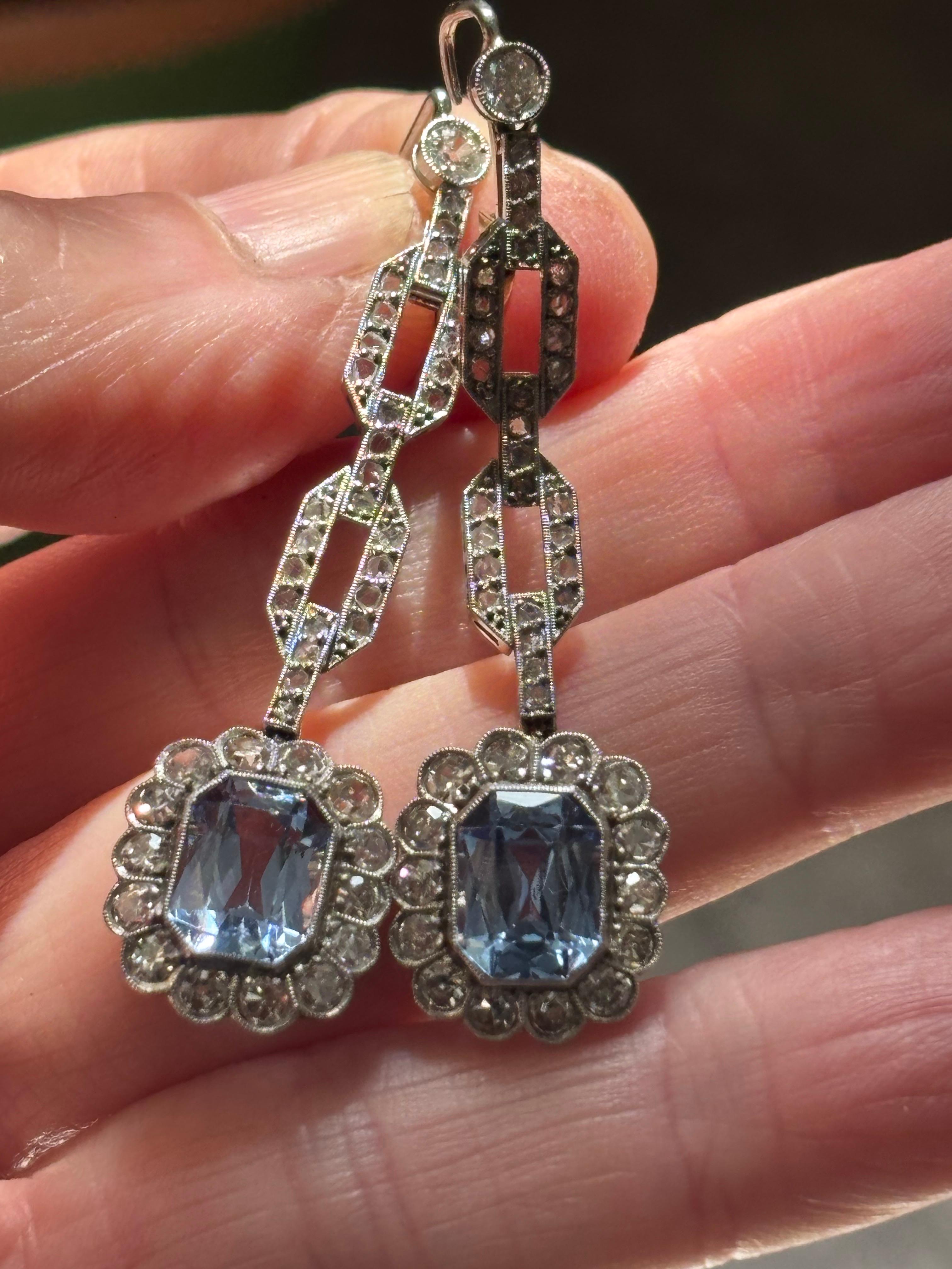 Orecchini Art Deco con acquamarina e diamanti, montati in platino. Ca. 1920's in vendita 7