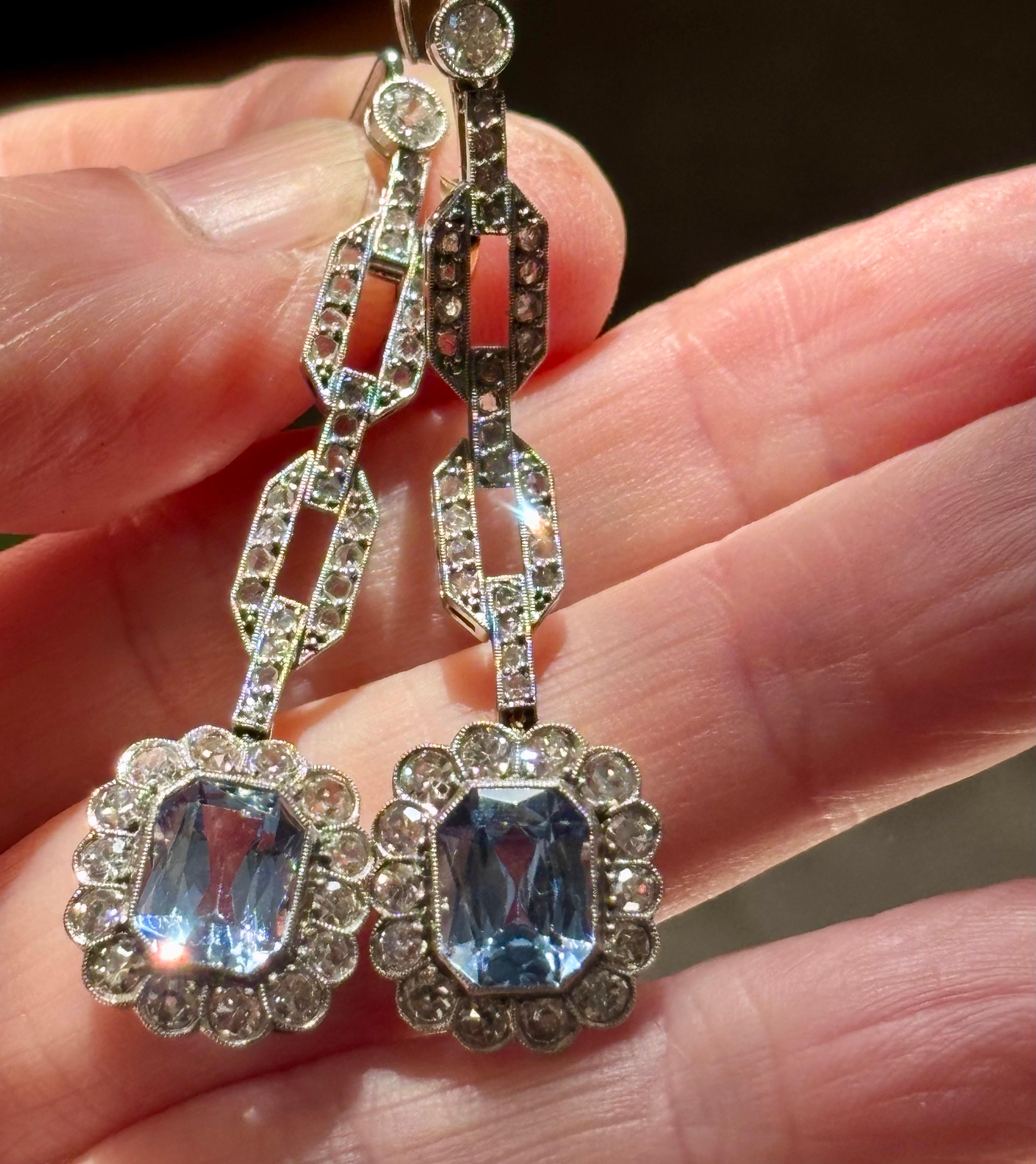 Orecchini Art Deco con acquamarina e diamanti, montati in platino. Ca. 1920's in vendita 11