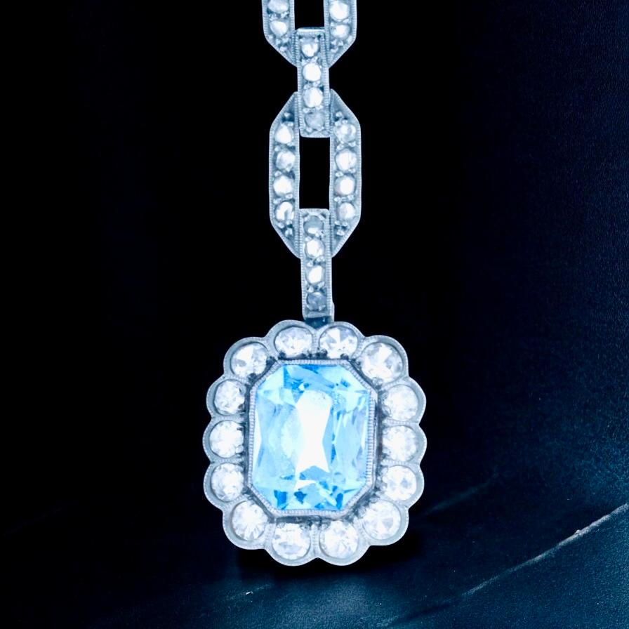 Donna Orecchini Art Deco con acquamarina e diamanti, montati in platino. Ca. 1920's in vendita