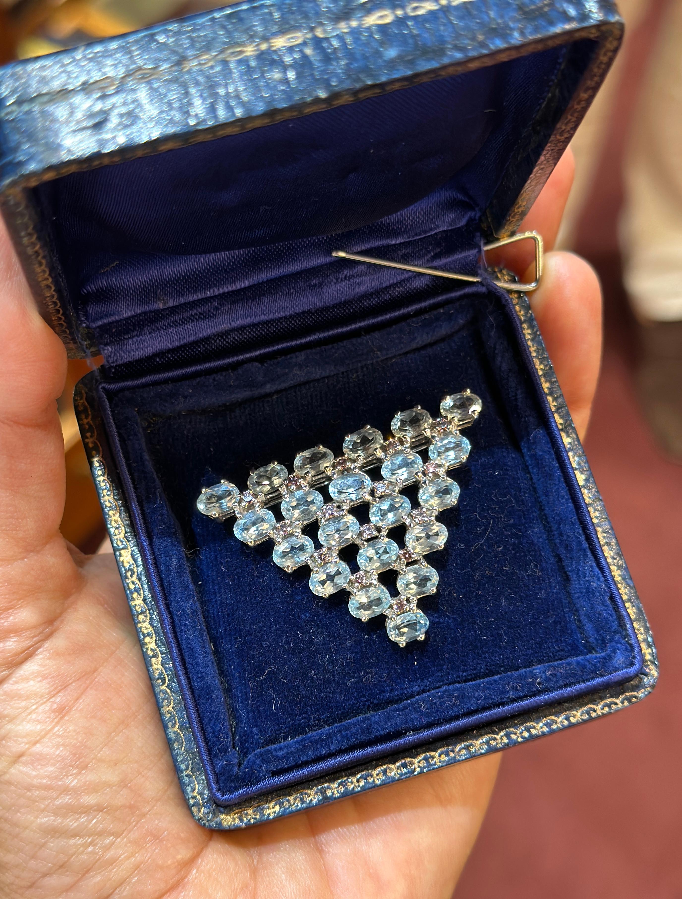 Circa 1935, a Vintage Platinum Triangle - Shaped Brooch / Pin, is Set with Aquamarines and Diamonds Round Cut ( H Color, VS1 - SI1 Clarity)
Estimated total Aquamarine Weight is 10 carats.
Aproximate total Diamonds Weight is 1,23 carats.
Could be
