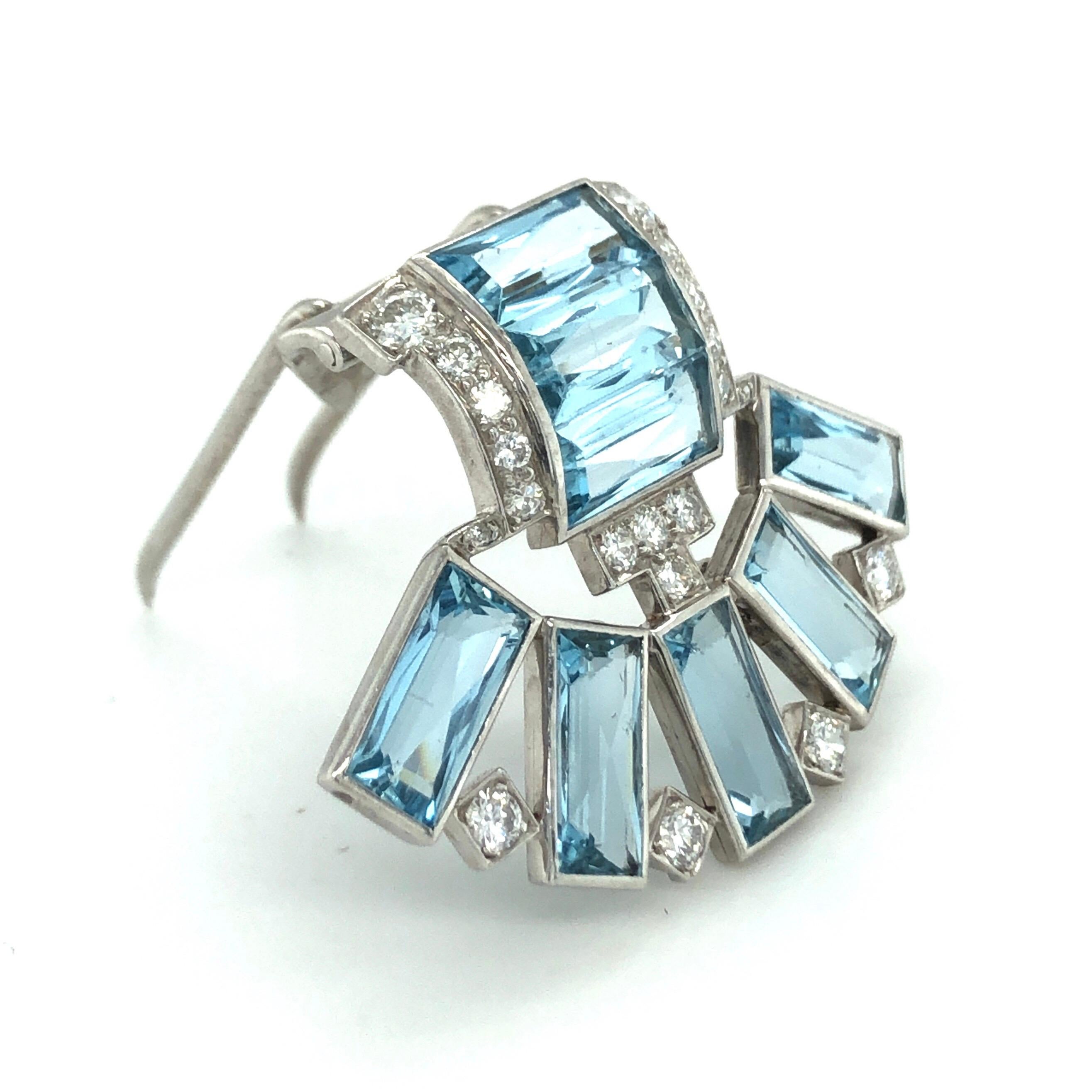 Superb Art Déco aquamarine diamond platinum clip by Cartier.
Designed as an open fan and set with 8 baguette-shaped aquamarines totalling circa 9.60 carats and 20 old-cut and single-cut diamonds totalling circa 0.50 carats. The clip is completed by
