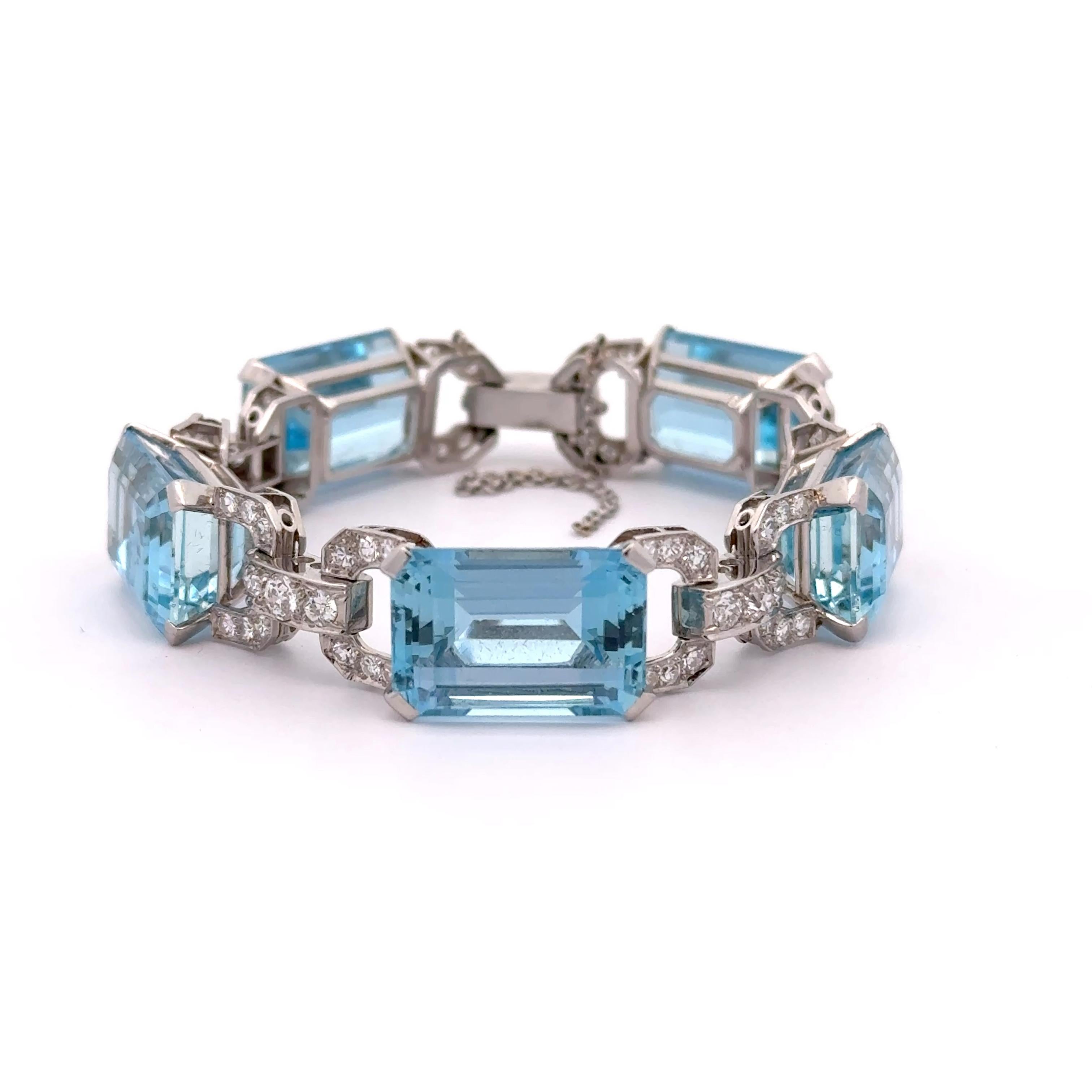 Un tesoro Art Deco originale degli anni '30. Questo bracciale antico in platino presenta una straordinaria disposizione di acquemarine, ognuna delle quali corrisponde alla sua dimensione, alla sua forma e al suo intenso colore blu vivo. Per un