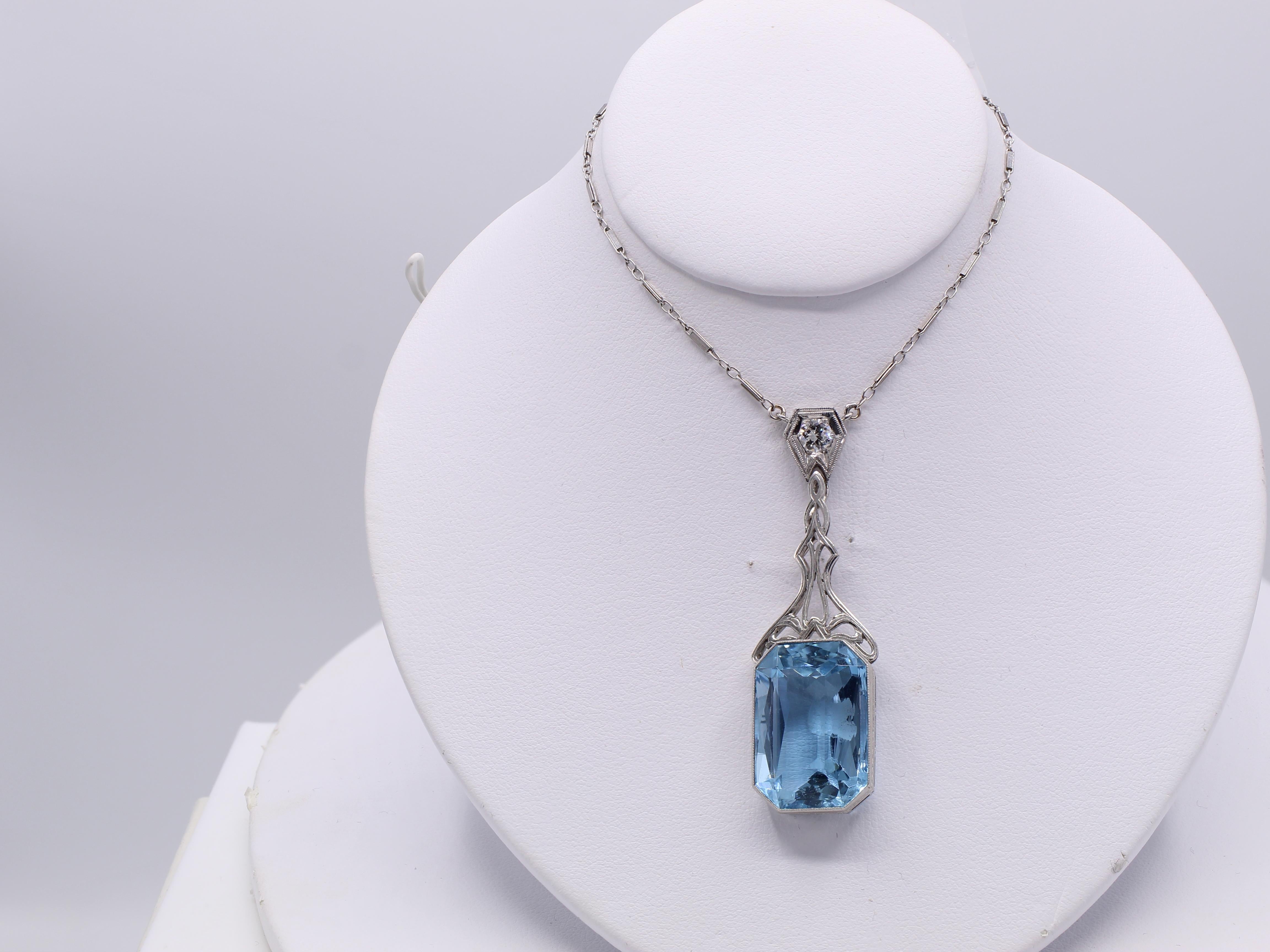 Art Deco Aquamarin-Diamant-Platin-Anhänger-Halskette (Smaragdschliff) im Angebot