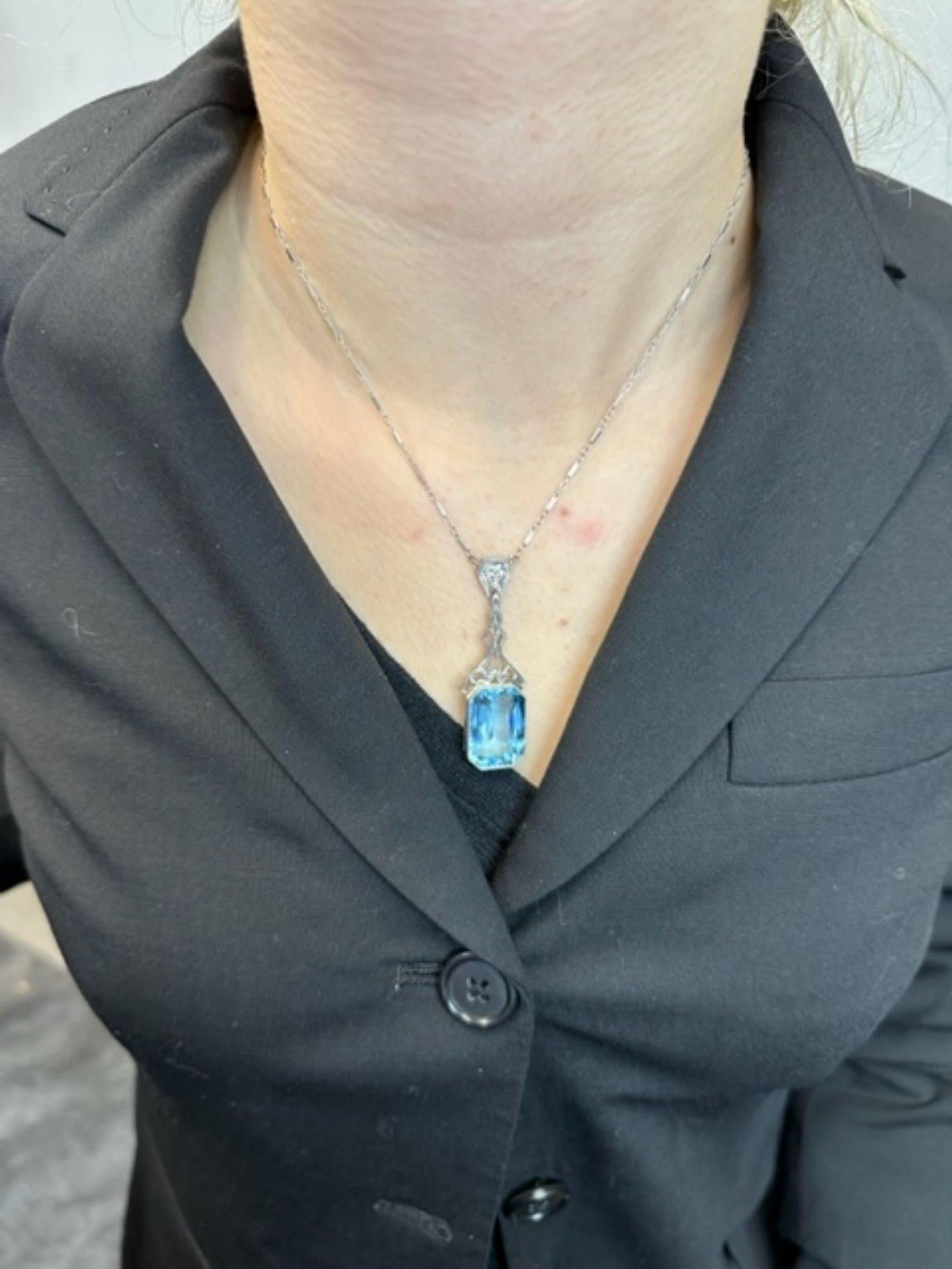 Collier pendentif art déco en platine, aigue-marine et diamant Unisexe en vente