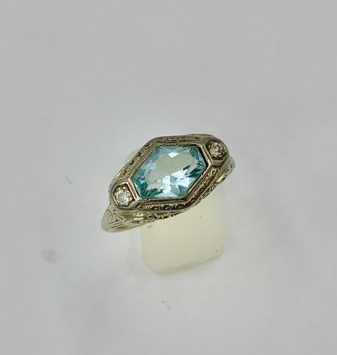 Ein atemberaubender Art Deco - Edwardian Fancy Cut Aquamarin und Diamant-Ring in einer 14 Karat Weißgold Filigranfassung von großer Schönheit.  Der Ring ist durch eine wunderschöne Fancy Hexagon Cut Aquamarin Edelstein mit schönen lebendigen Aqua