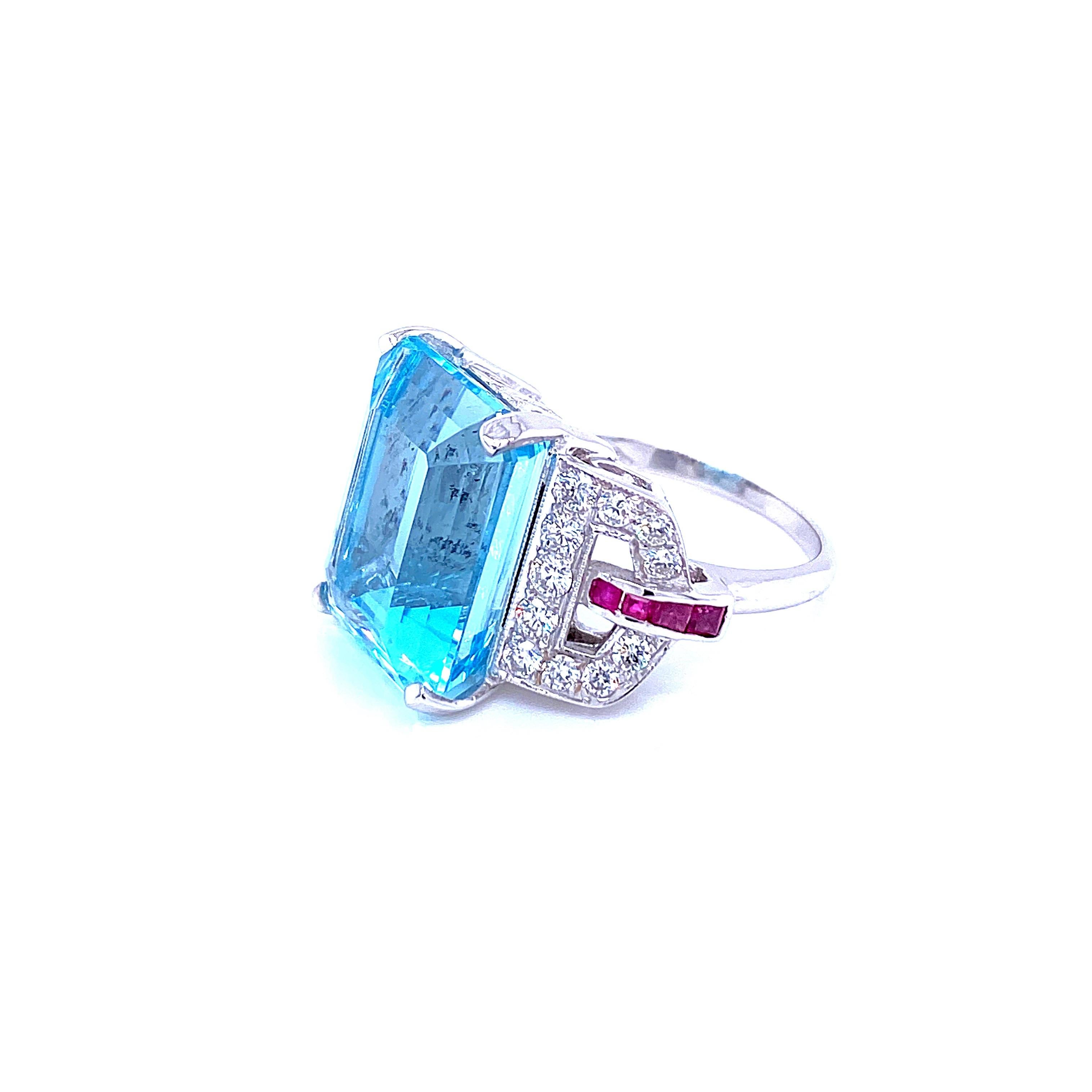 Art Deco 16 Carat Aquamarine Diamond Ruby Gold Ring In Excellent Condition In Napoli, Italy