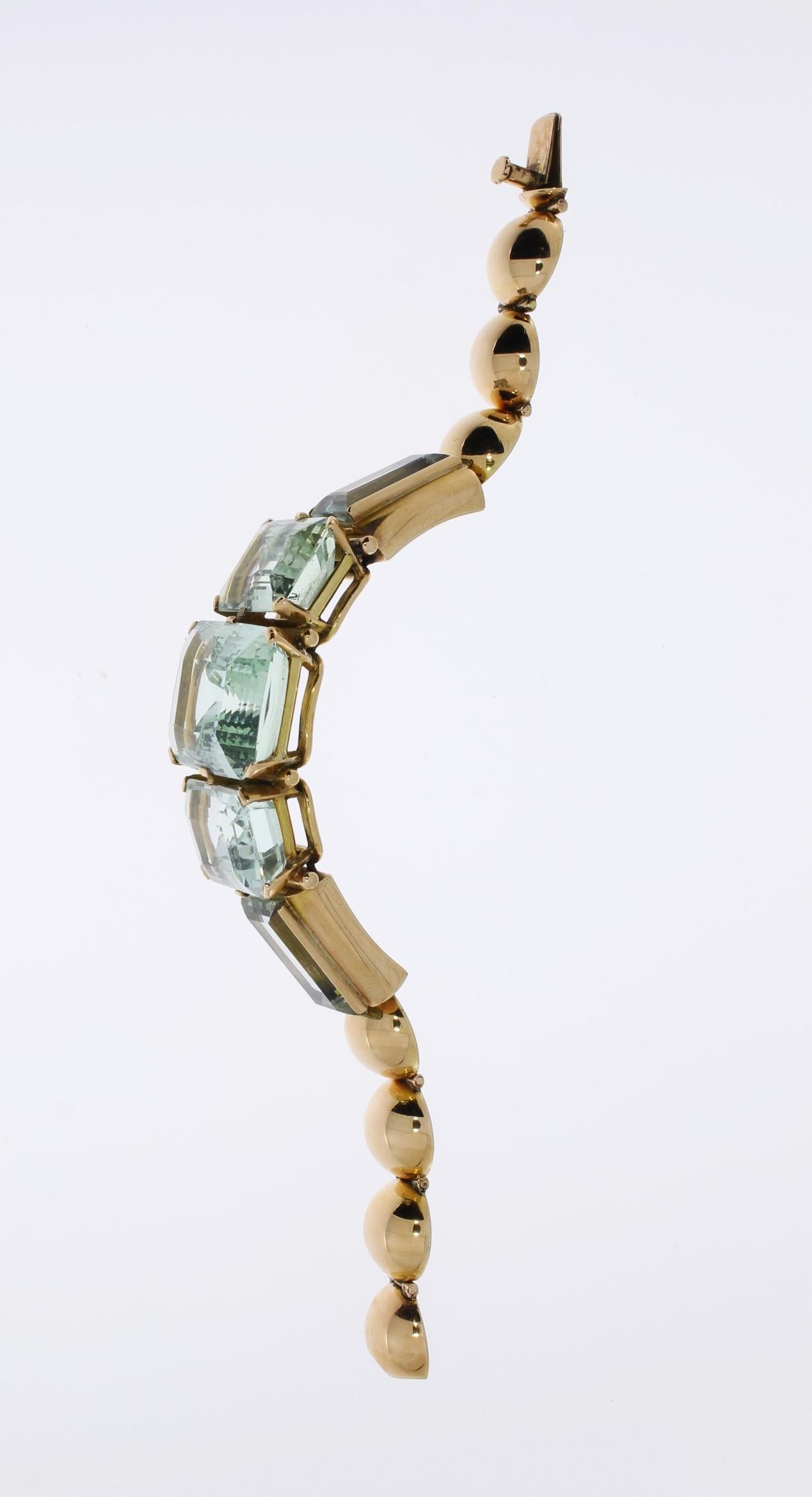 Art Deco, Argentina 1930's. 2 baguette-cut aquamarine and 3 aquamarine in emerald-cut with a total weight 76,39 carat. Mounted in 18 K red gold. Weight: 66,07 grams. Length: ca. 6,1 in ( 15,5 cm ), Width: 0.55-0.91 in ( 1,4-2,3 cm )