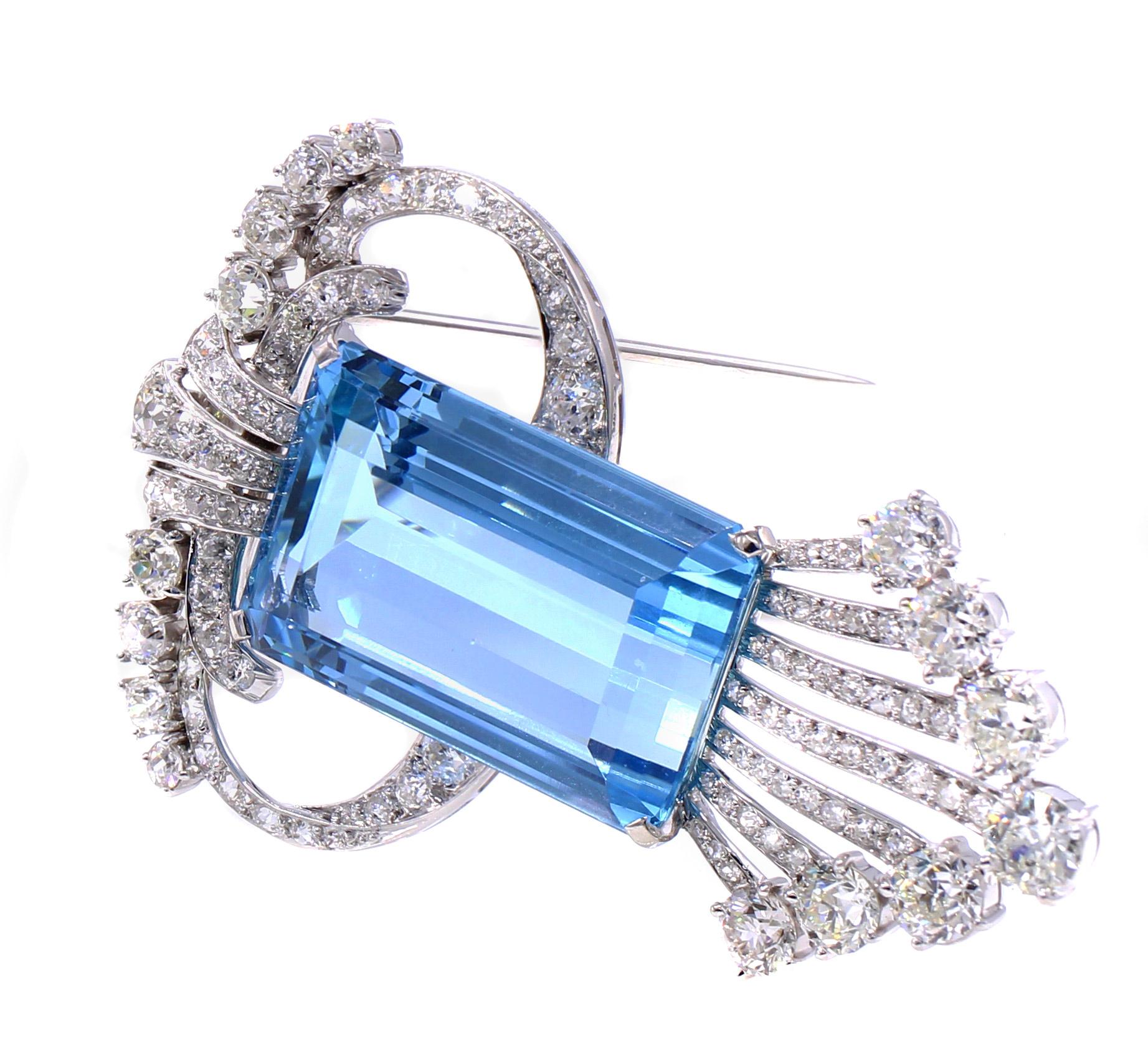 Una splendida acquamarina blu Santa Maria tagliata a gradini rettangolari del peso di 46,30 carati è il pezzo centrale di questa magnifica collana Art Deco a clip/pendente. Impreziosito da diamanti Old European Cut del peso di circa 7 carati, questo
