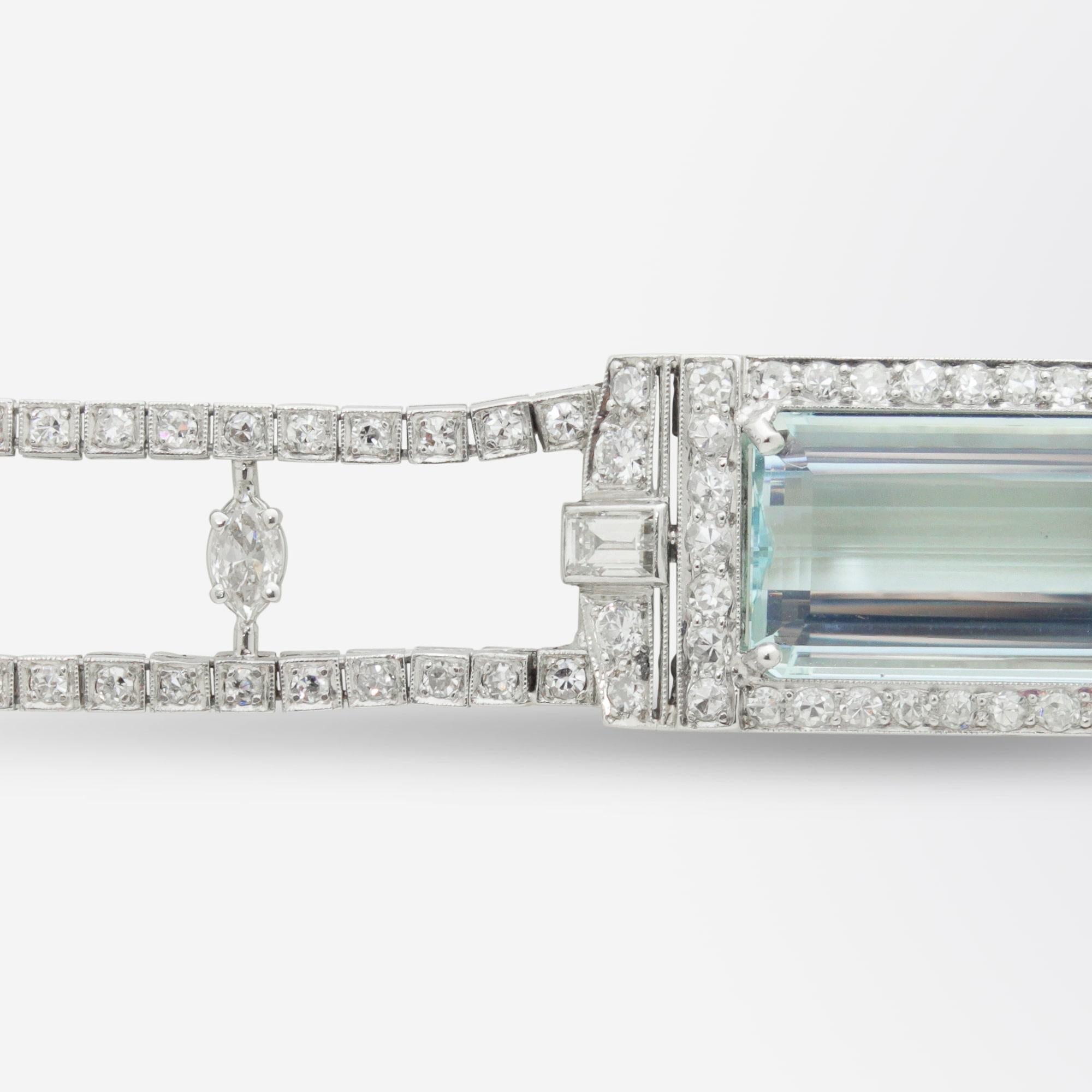 Taille octogone Bracelet Art déco en aigue-marine, platine et diamants avec certificat GIA en vente