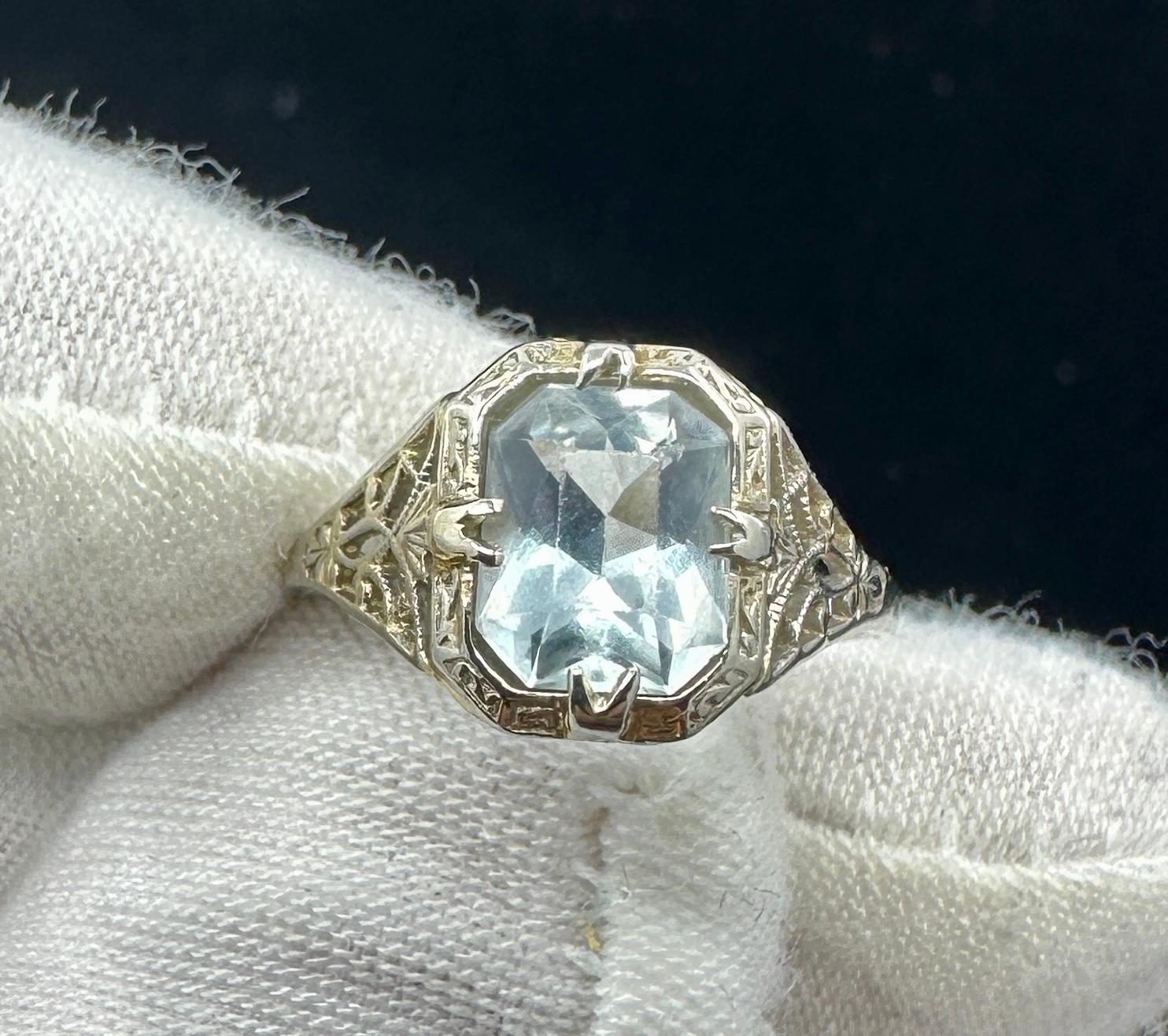 Si tratta di uno splendido anello di fidanzamento antico in stile Art Deco con acquamarina in una montatura in filigrana d'oro bianco 14 carati di grande bellezza.  L'anello di fidanzamento, l'anello nuziale o l'anello di moda sono centrati da una