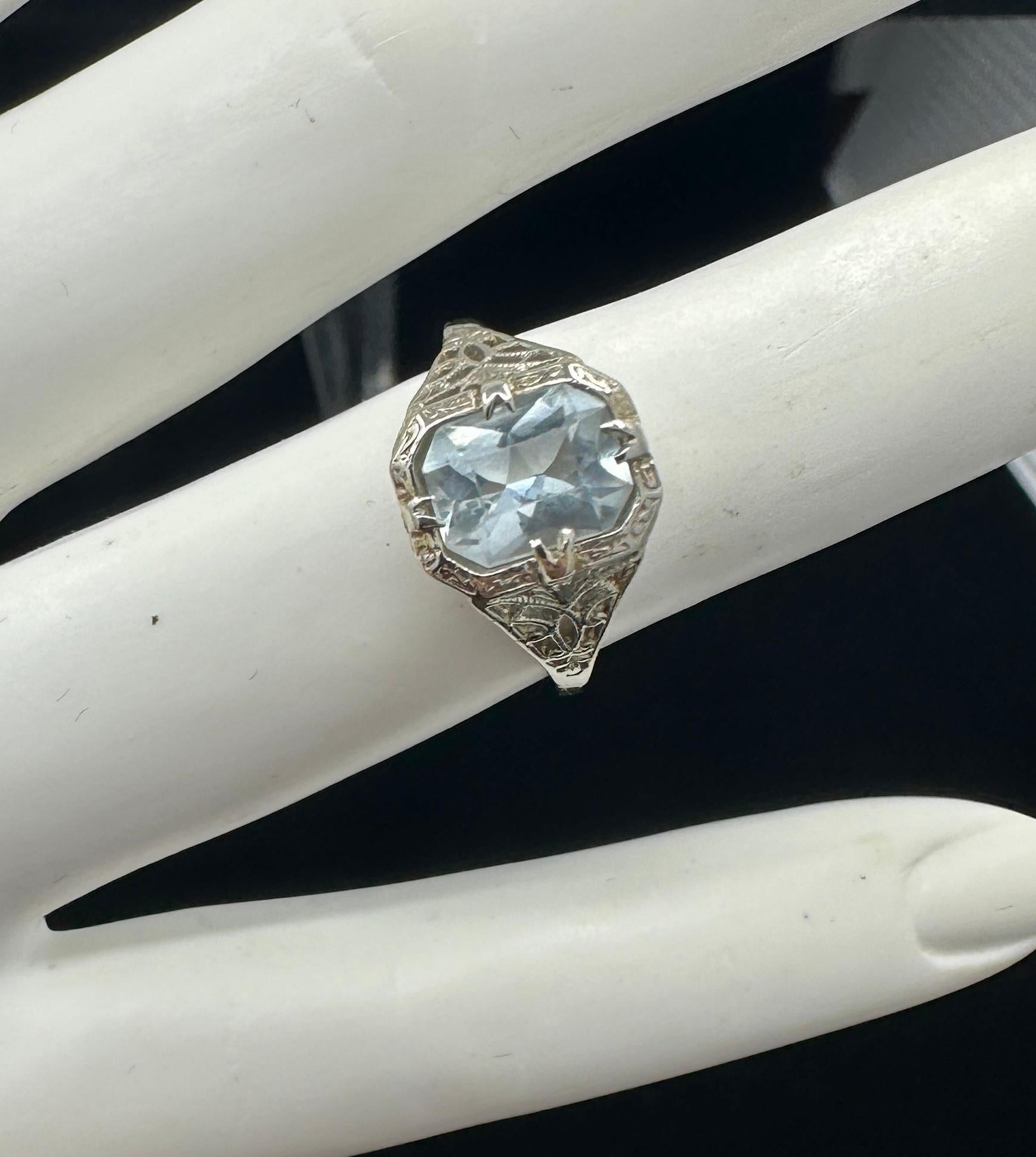 Taglio cuscino antico Anello Art Deco con acquamarina Anello di fidanzamento in oro bianco 14 carati Filigrana in vendita