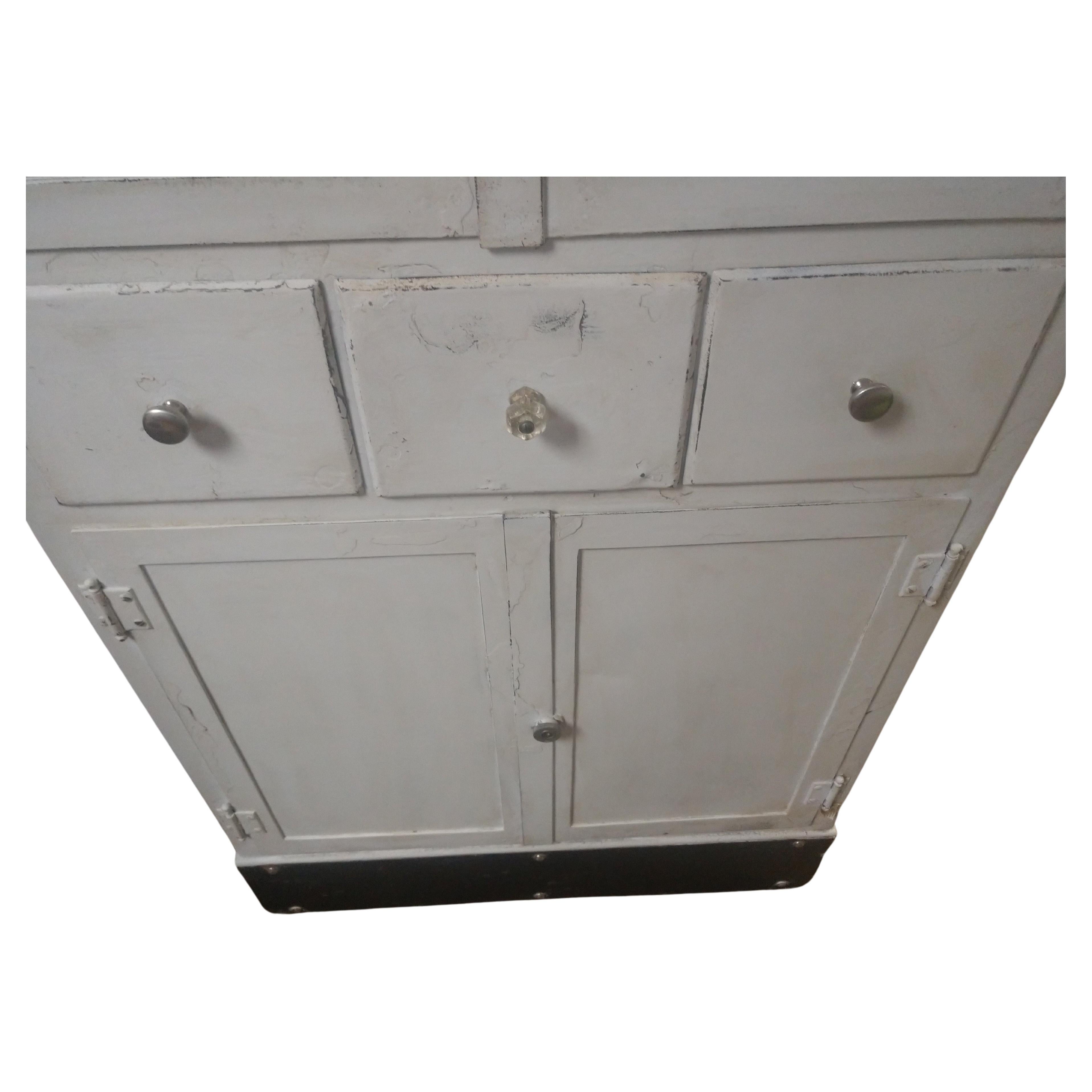 Un design assolutamente raro e in condizioni eccezionali di restauro. Due ante in vetro su tre cassetti su due ante in metallo.
Il meccanismo di chiusura funzionante è in funzione e mantiene le porte sicure. I cassetti sono stati fissati in modo da