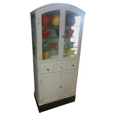 Gabinete médico Art Decó con tapa en arco de acero y cristal C1928