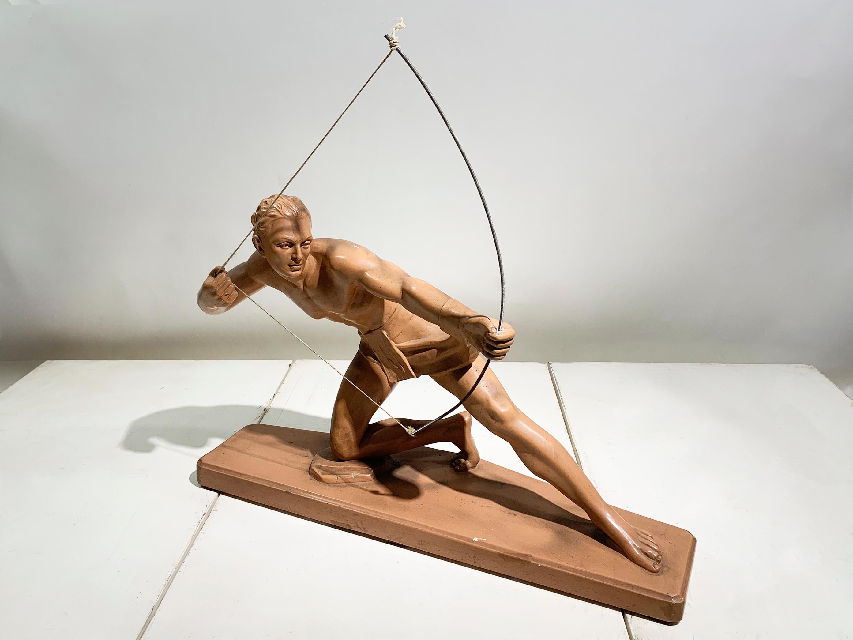 Un'impressionante e potente scultura Art Déco di un arciere accovacciato (o 