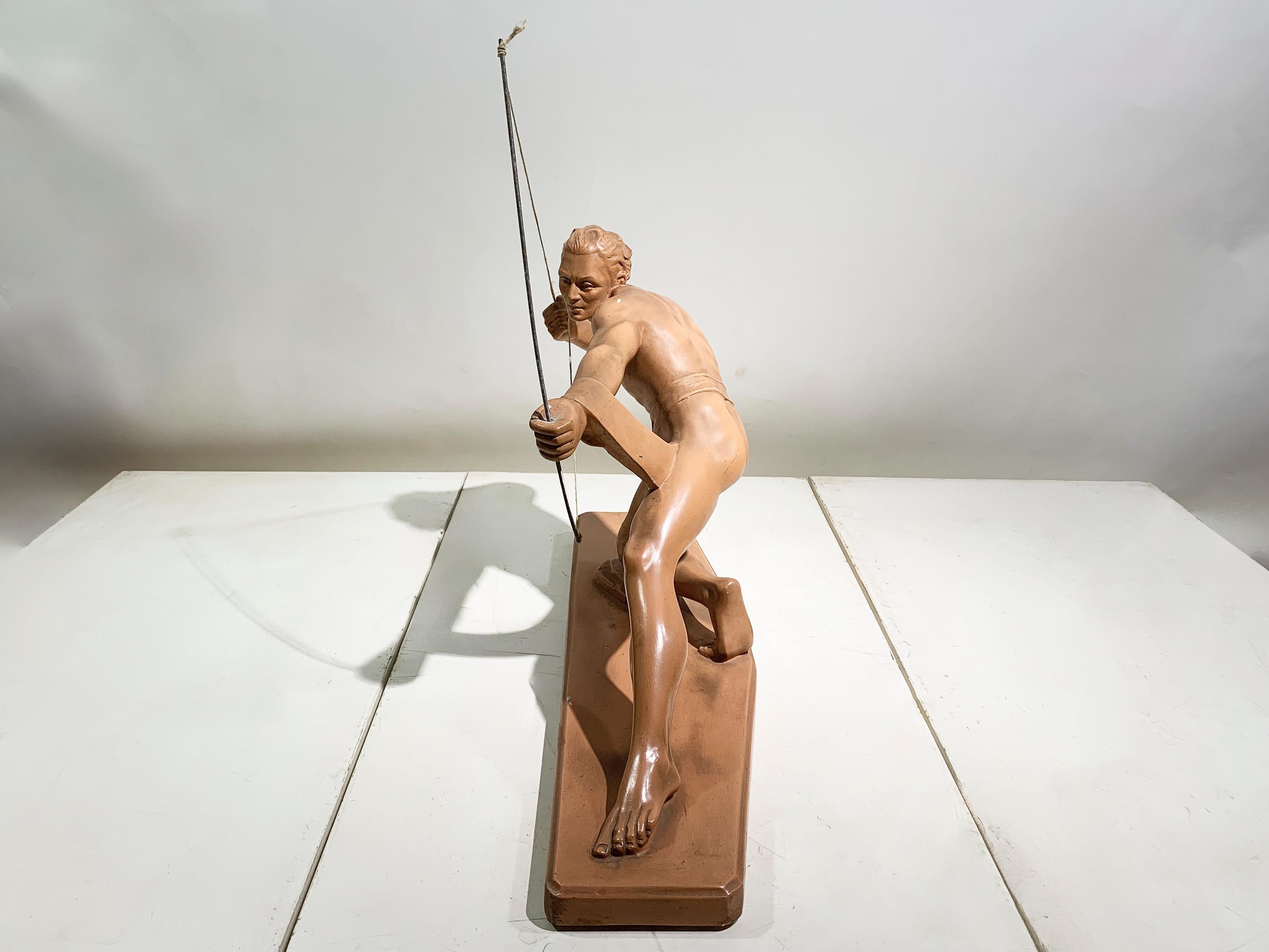 Francese Scultura Art Deco Arciere in terracotta Attribuita a Salvatore Melani, circa 1920 in vendita