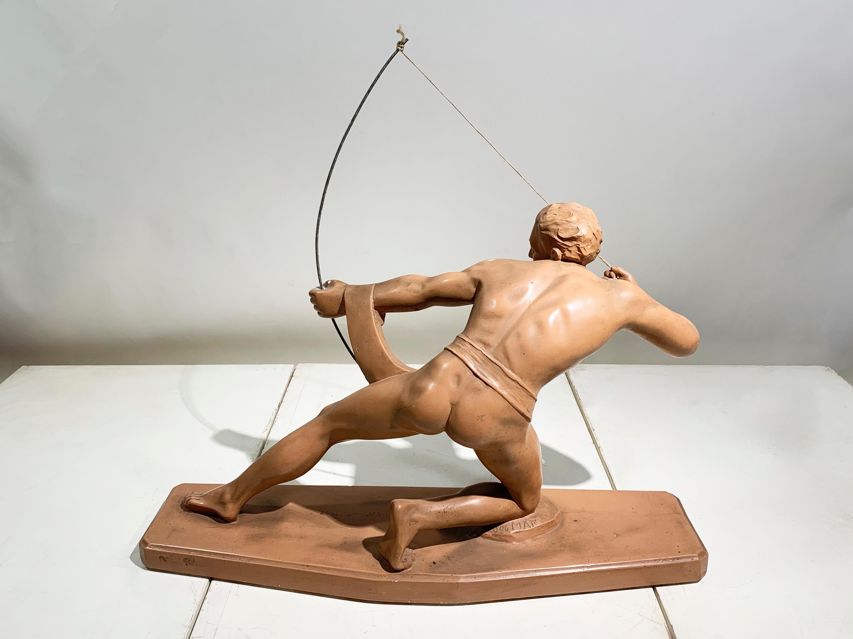 Scultura Art Deco Arciere in terracotta Attribuita a Salvatore Melani, circa 1920 In condizioni buone in vendita a Beirut, LB