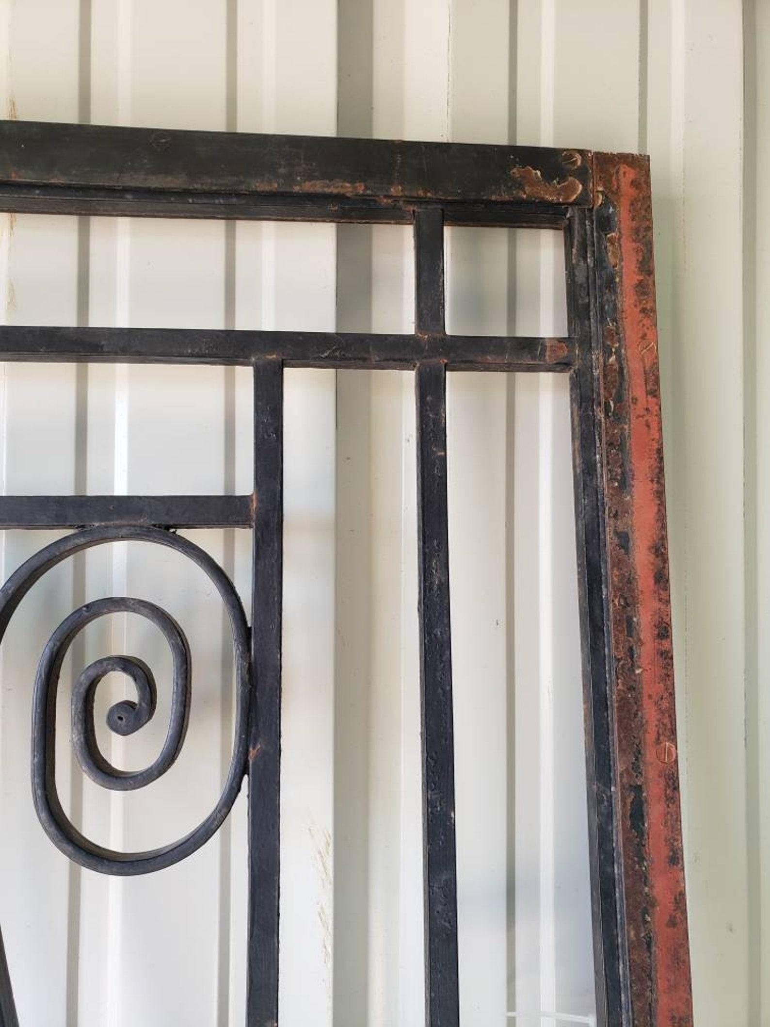 Porte architecturale Art Déco en fer forgé à volutes Bon état - En vente à Forney, TX