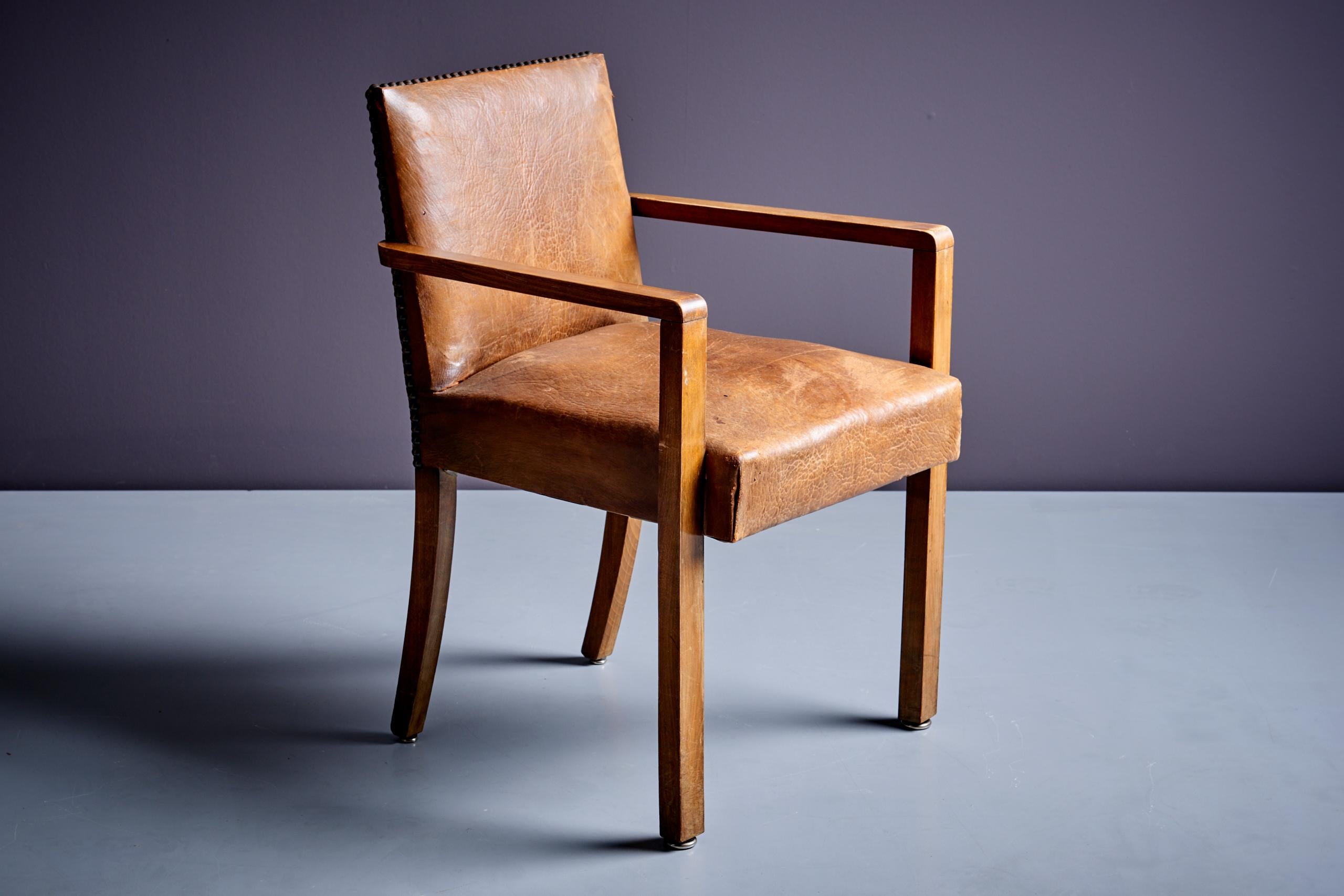 Art Deco Sessel, Francis Jourdain zugeschrieben, Frankreich - 1940er Jahre in gutem Originalzustand. Mit Gestell aus Buche und Sitz aus braunem Kunstleder. Auf Wunsch bieten wir eine Neupolsterung an. Bitte fordern Sie ein Angebot an. 