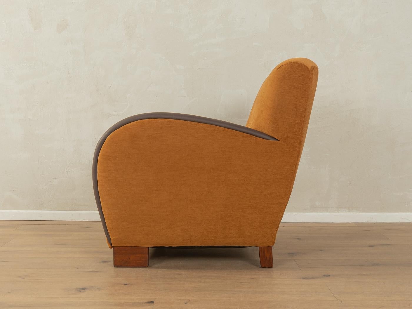 Splendida poltrona Art déco degli anni '30. Telaio in legno massiccio di alta qualità. Il nucleo originale delle molle è stato imbottito e rivestito con un tessuto di alta qualità in marrone cognac. I braccioli sono rivestiti con una nuova