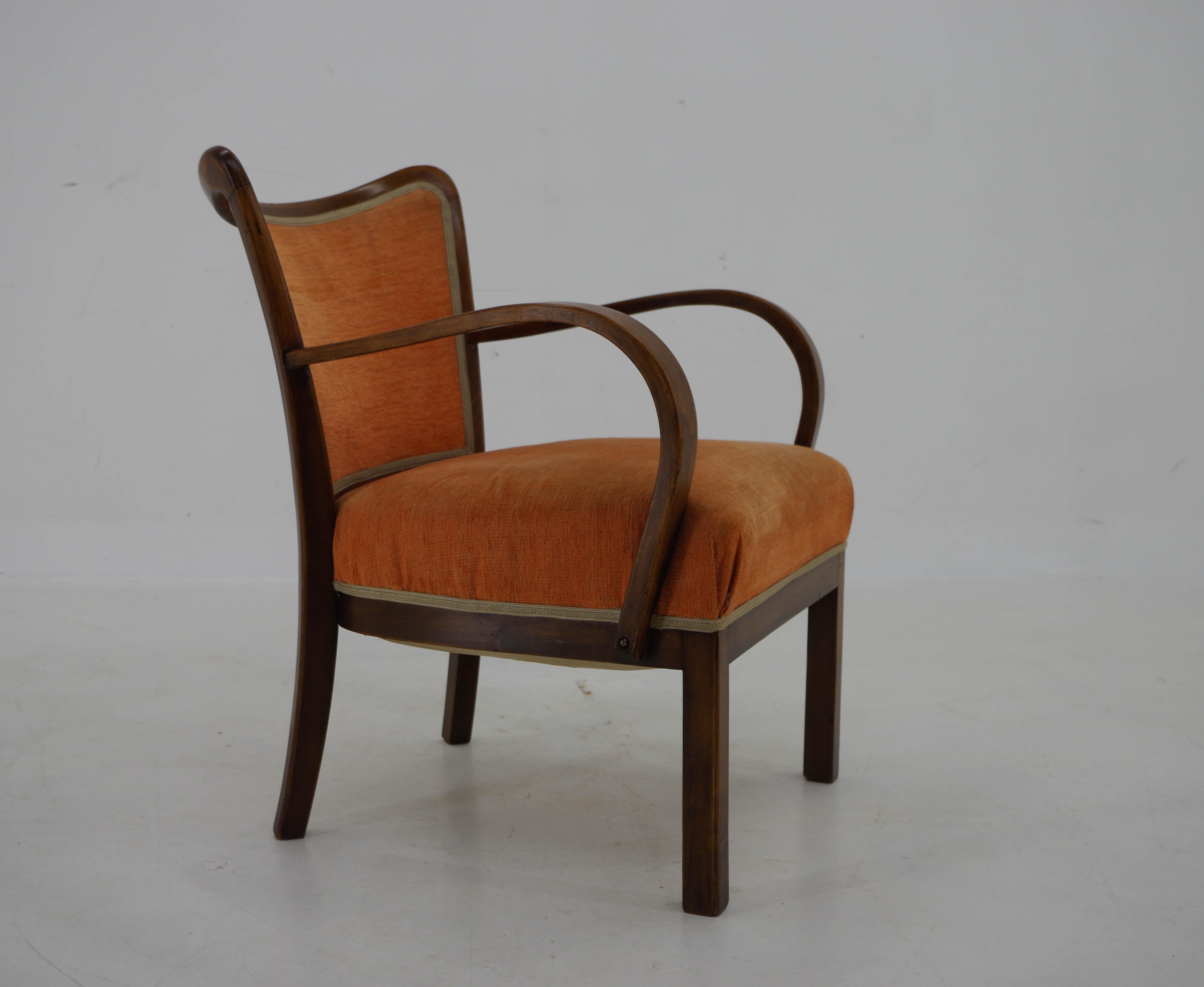 Elegant Art Deco armchair.
Very good original condition.
Shipping quote on request