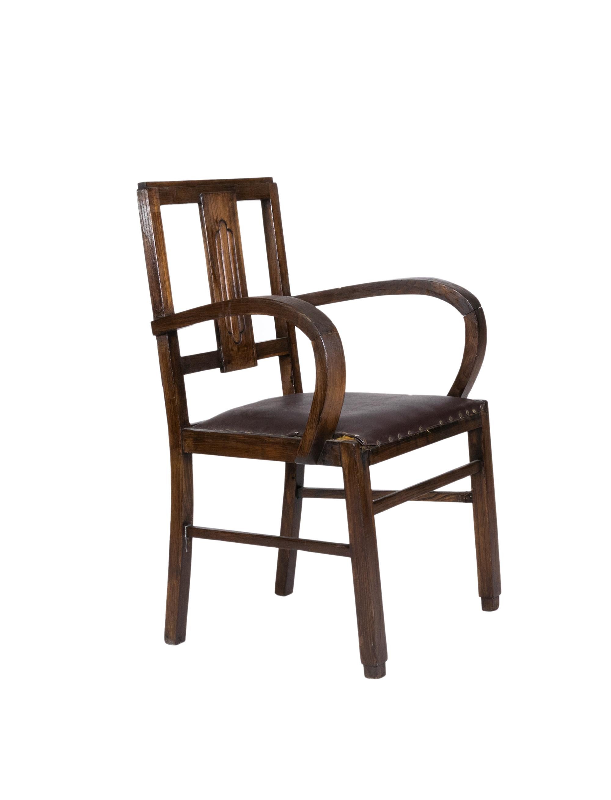 Fauteuil Art déco du XXe siècle en bois de châtaignier portugais, il présente un design épuré avec un revêtement en cuir plissé. 

La chaise mesure 88 cm de haut, avec une hauteur d'assise de 43 cm, ce qui la rend idéale pour les repas ou les sièges