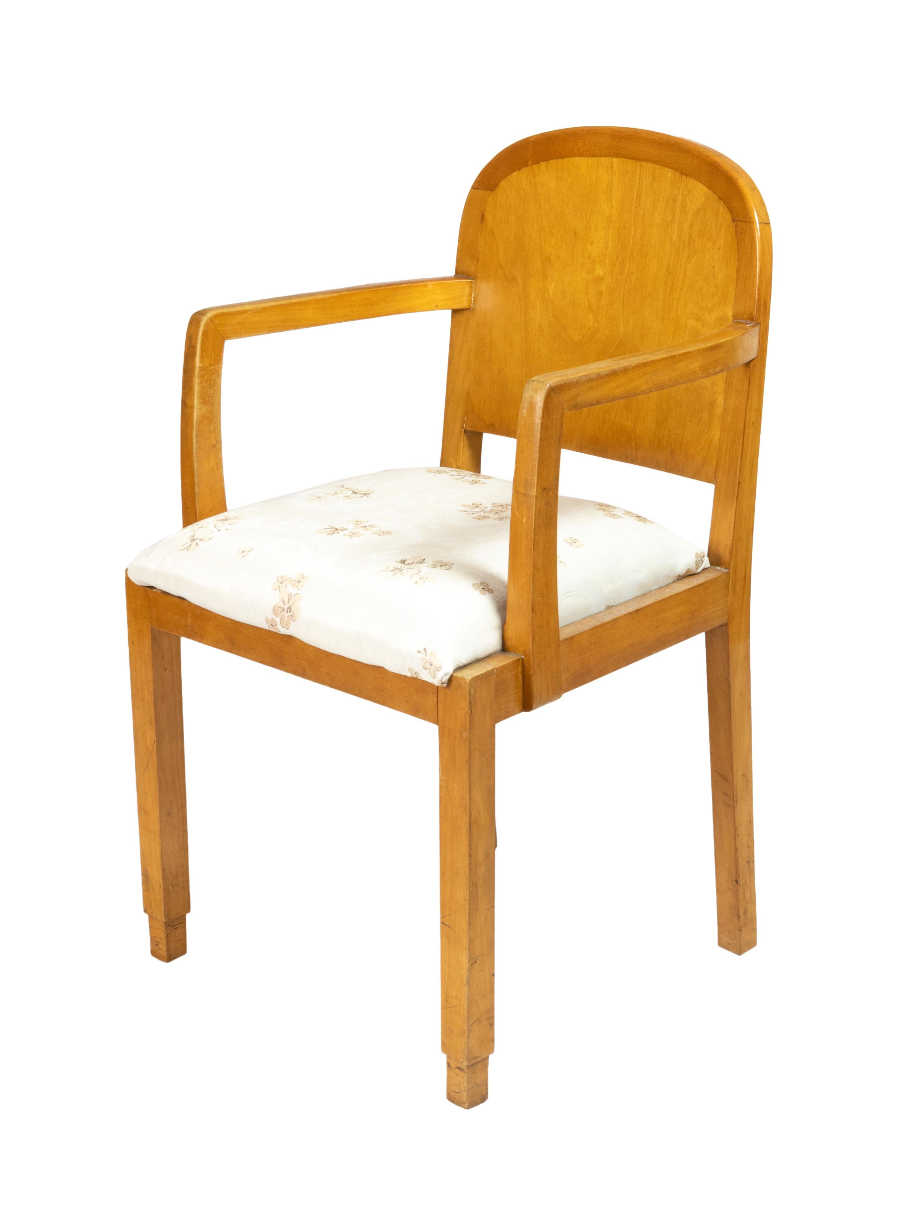Retrocede en el tiempo con este exquisito sillón Art Déco de 1940 de la renombrada casa de muebles portuguesa 