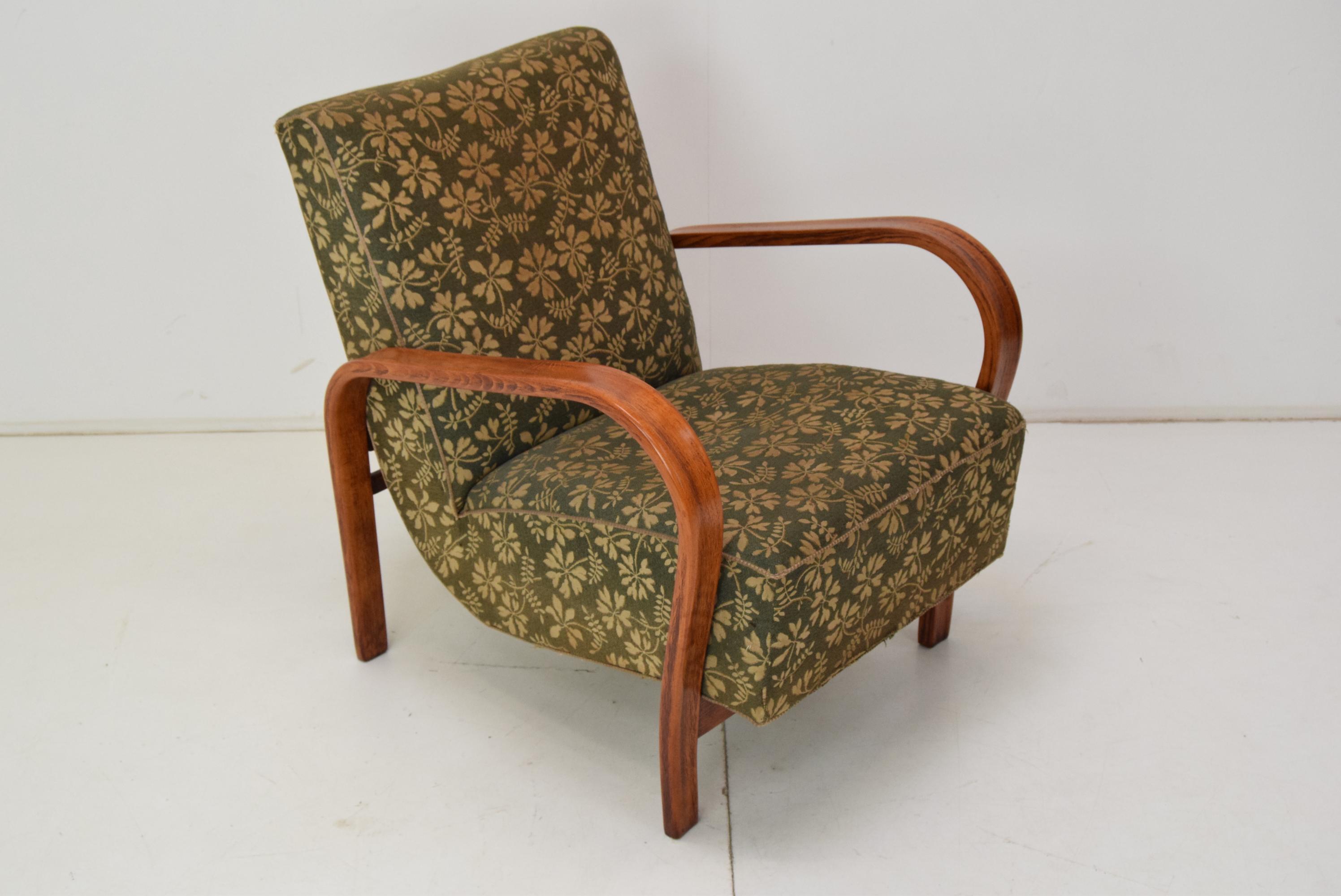 Made in Czechoslovakia.
Made of bentwood, fabric.
The fabric is suitable fot reupholstery.
Wood is good condition.
Two pieces in stock.
Original condition.